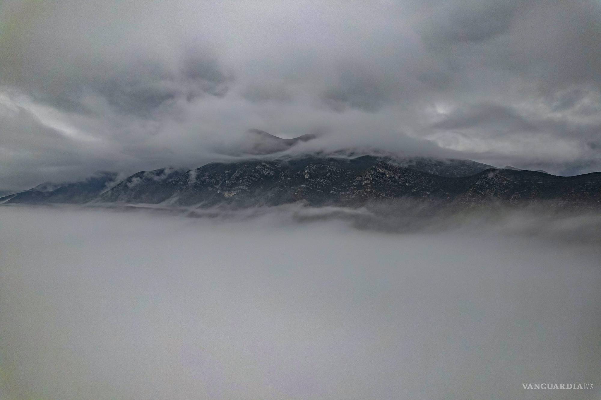$!La Sierra de Zapalinamé se mantuvo despejada mientras nubes cubrían gran parte de Saltillo durante el frente frío.