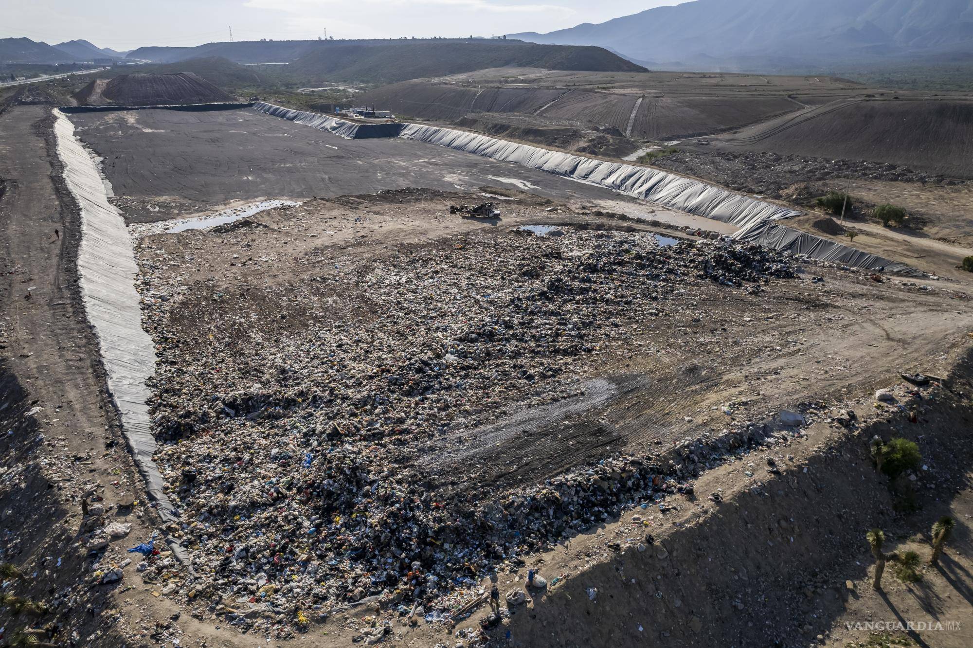 $!Hay personas que se dedican a la pepena no solo en las calles de la ciudad sino en el relleno sanitario.