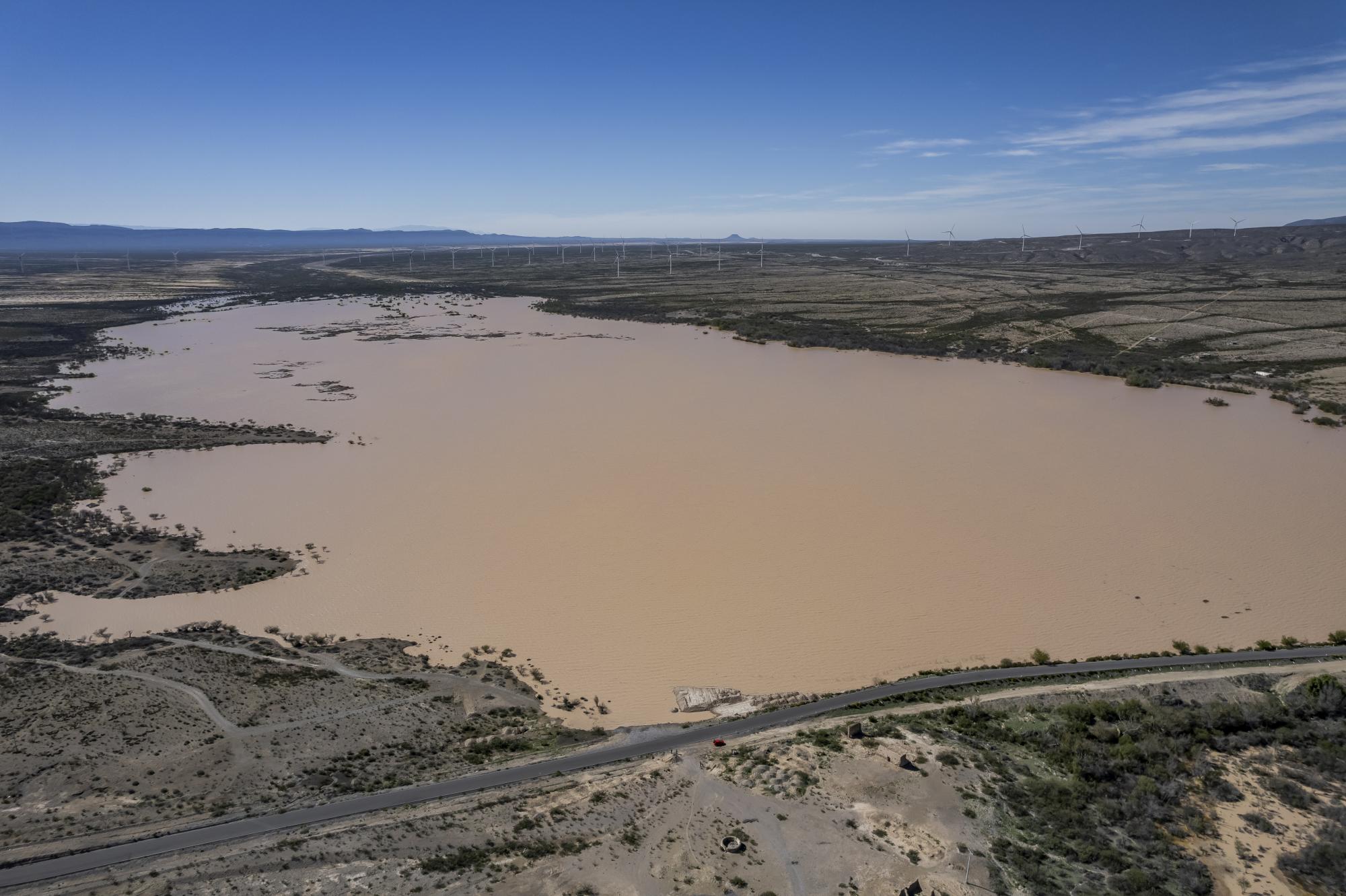 $!La carretera estatal 114 en Hipólito, bloqueada debido al desbordamiento de la presa “El Tulillo”.