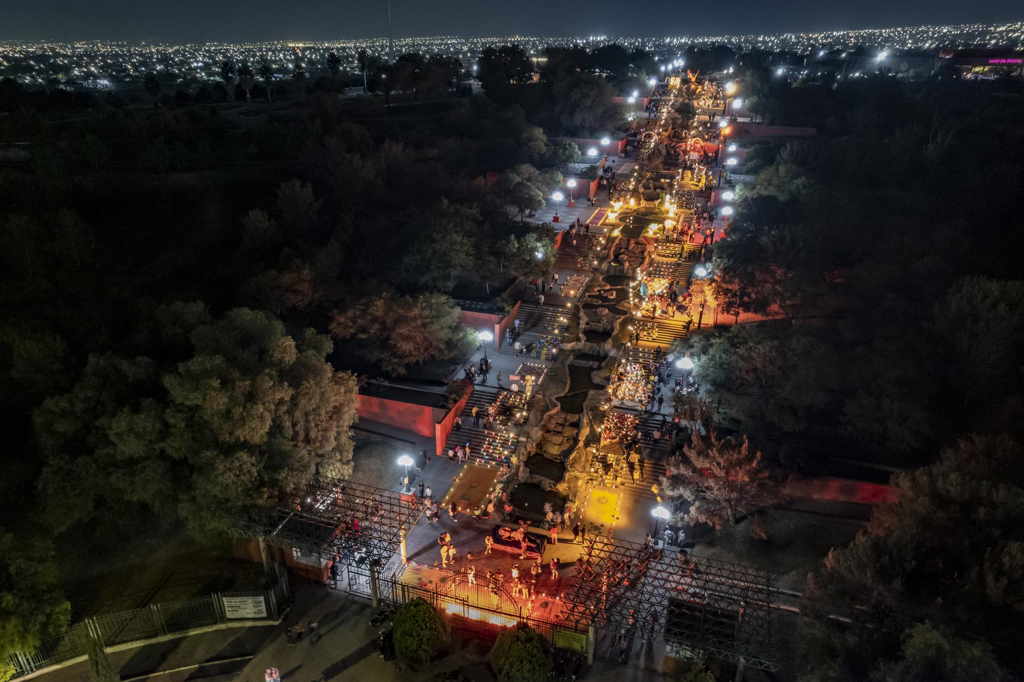 $!Los saltillenses participaron en el altar de muertos, reviviendo una de las tradiciones más importantes de México.