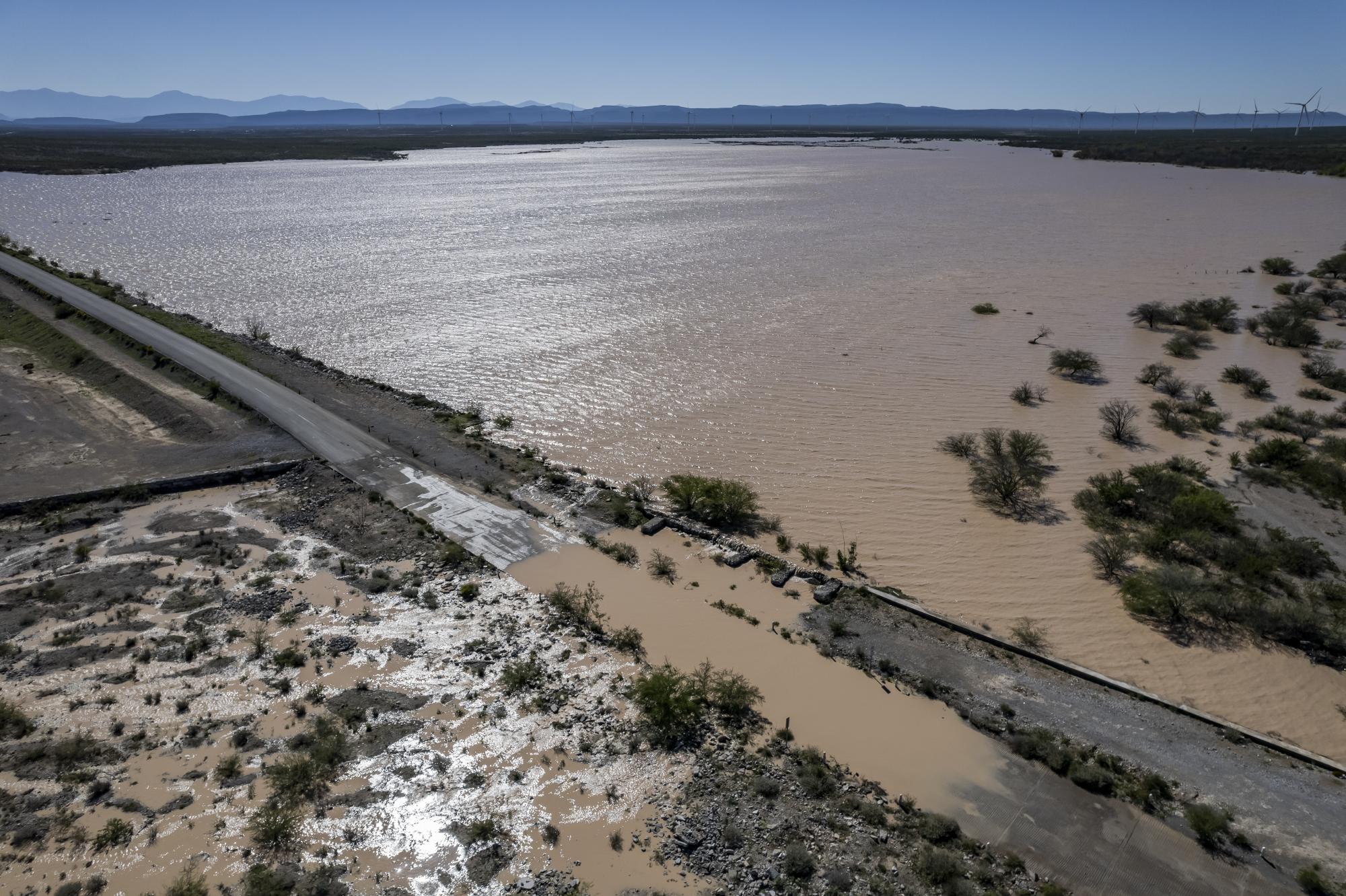 $!En la presa “El Jaral”, a ocho kilómetros de Hipólito, el desbordamiento y la ruptura del bordo han generado preocupación entre los residentes y agricultores locales.