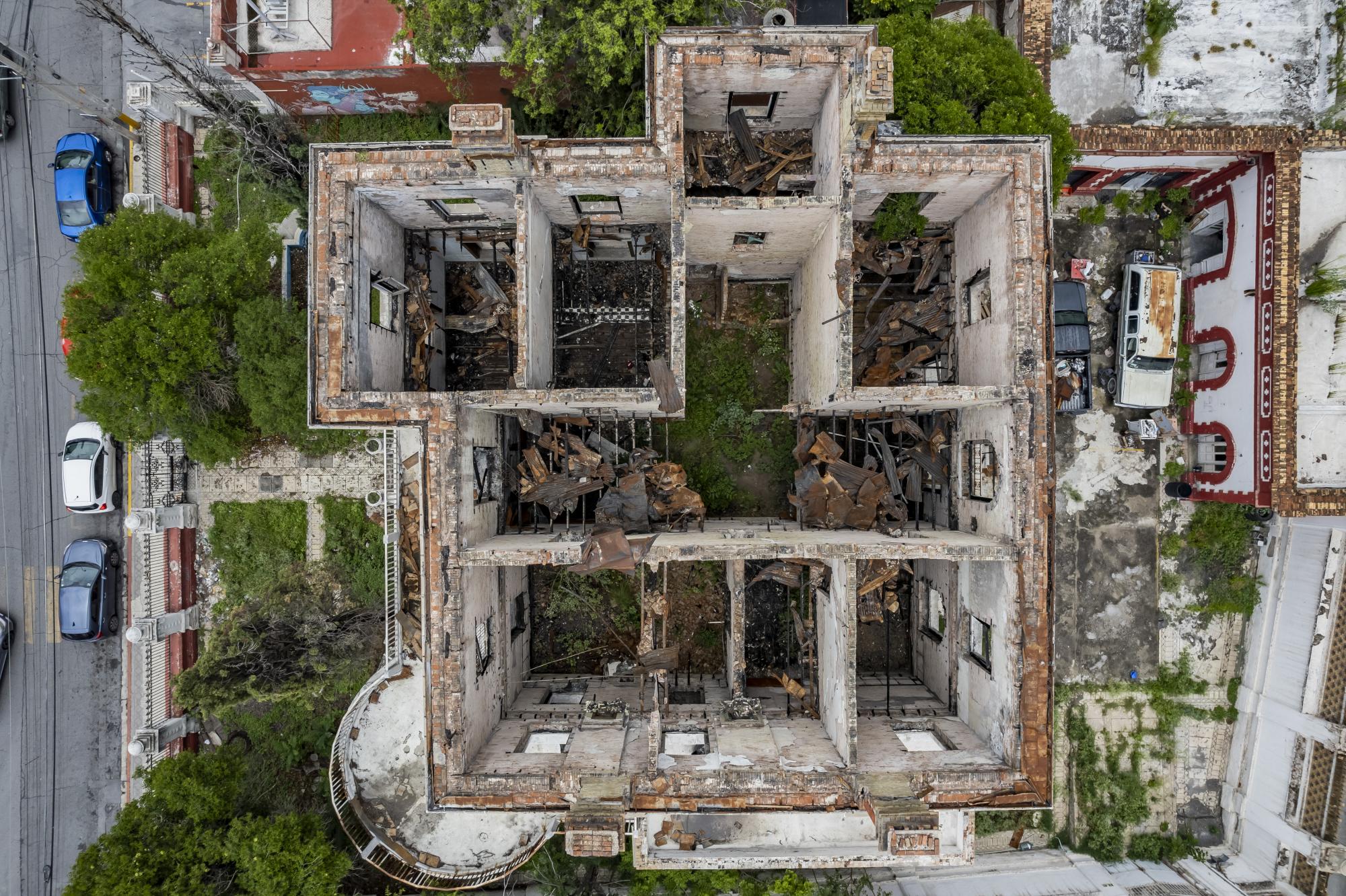 $!Solo escombros de “La Casa Roja” quedaron después del devastador incendio del 18 de julio de hace cinco años.