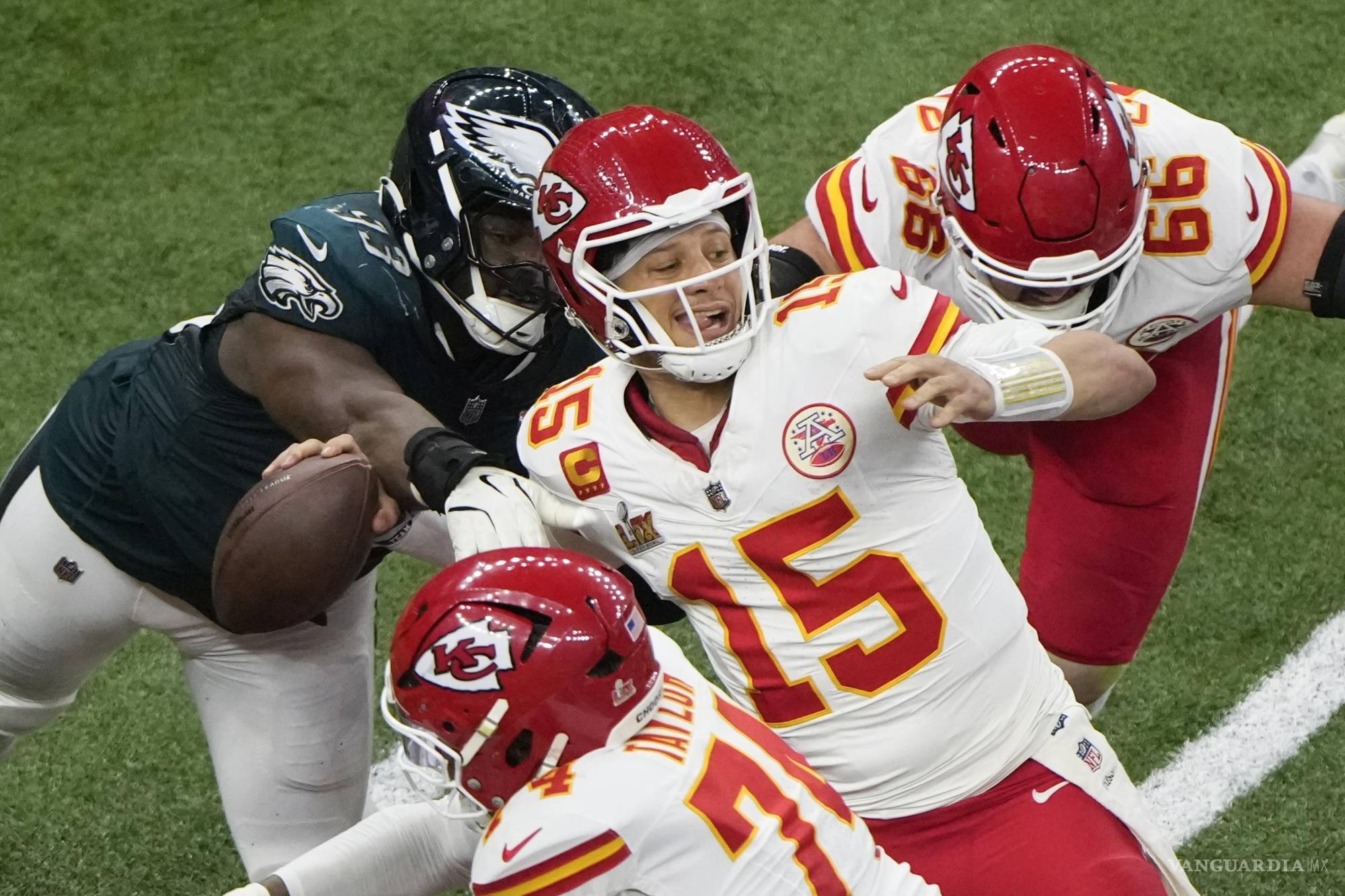 $!Patrick Mahomes no pudo hacer nada para evitar a la defensiva de los Eagles.