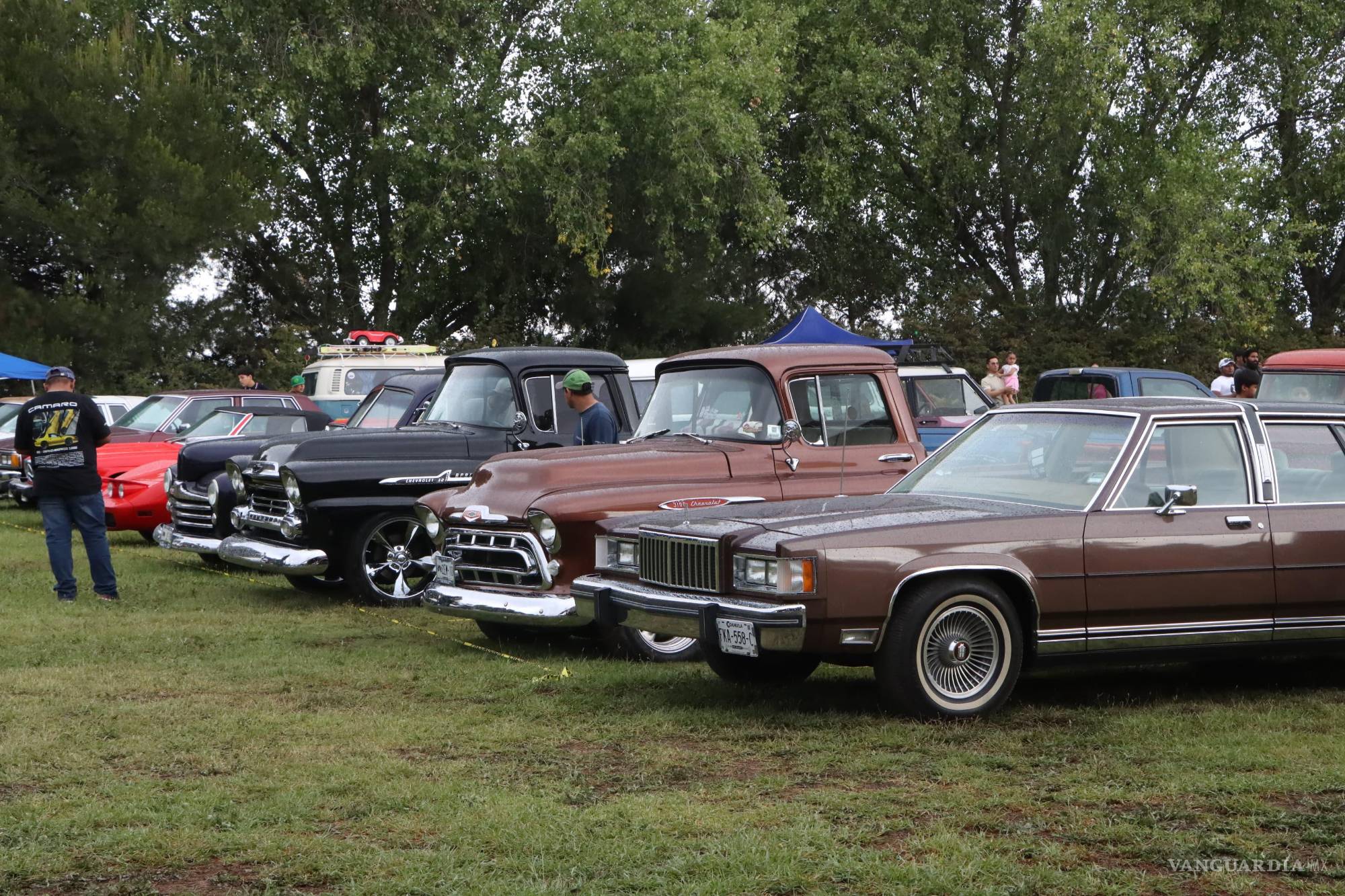 $!Desde muscle cars hasta camionetas de los años 50, los vehículos expuestos contaron historias de restauración, orgullo y pasión compartida entre generaciones.