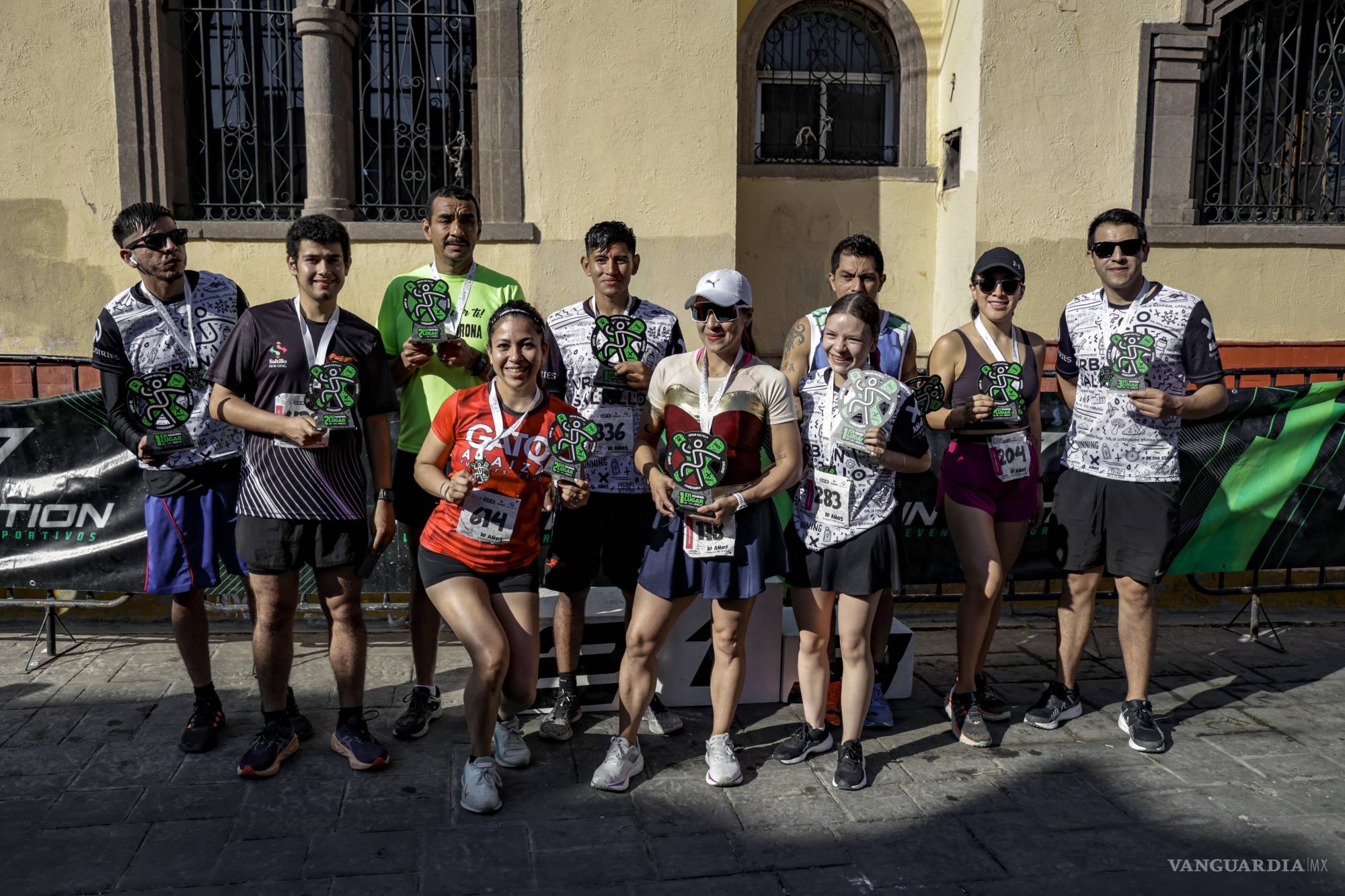 $!Los ganadores celebraron la satisfacción de alcanzar la meta.