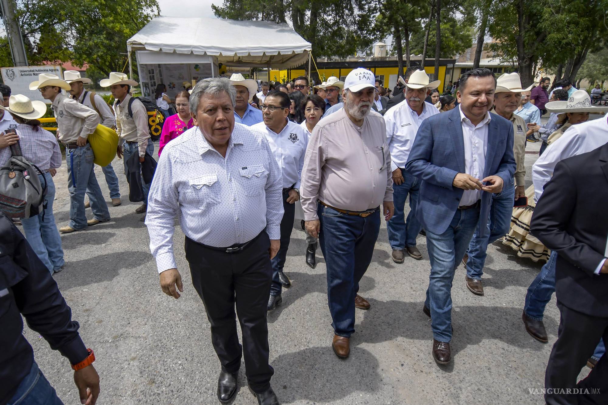 $!El rector Alberto Flores Olivas y alcaldes invitados recorrieron los stands inaugurales del evento.