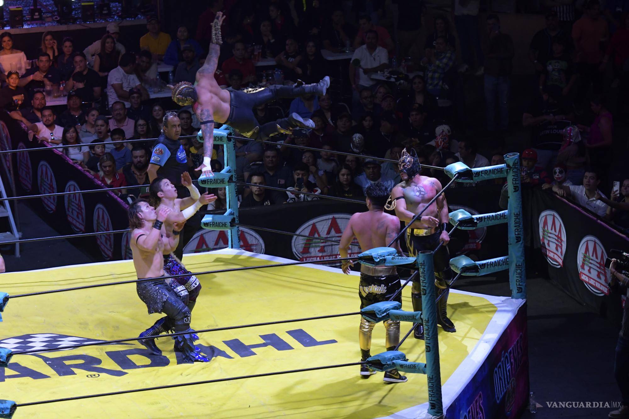 $!La Fraternidad, apoyados por Mr. Iguana, lograron vencer a los Tokyo Bad Boys en una pelea cargada de acrobacias.