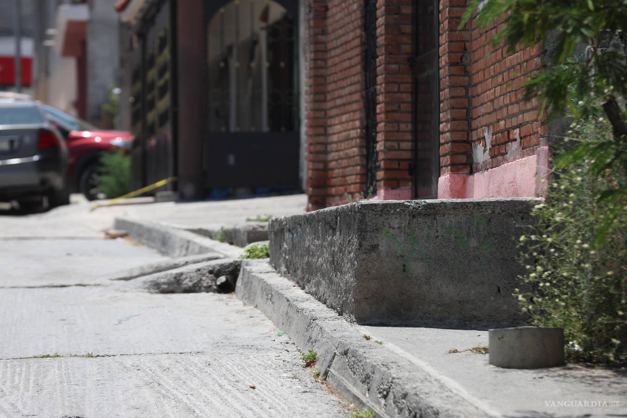 $!Ni rampas, ni continuidad: el camino de miles se rompe frente a una banqueta mal hecha.