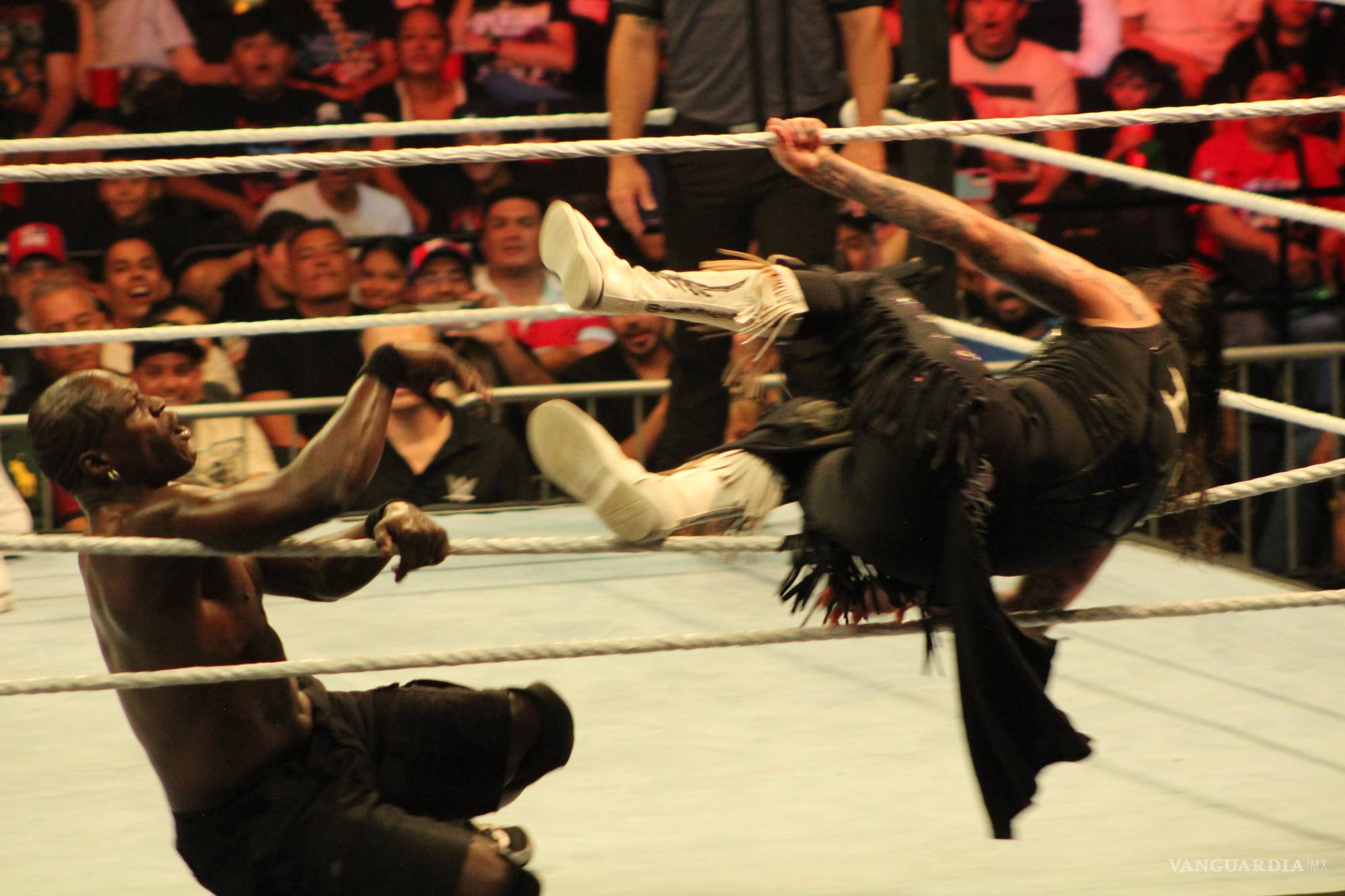 $!Dan estrellas de la WWE un Supershow en Monterrey