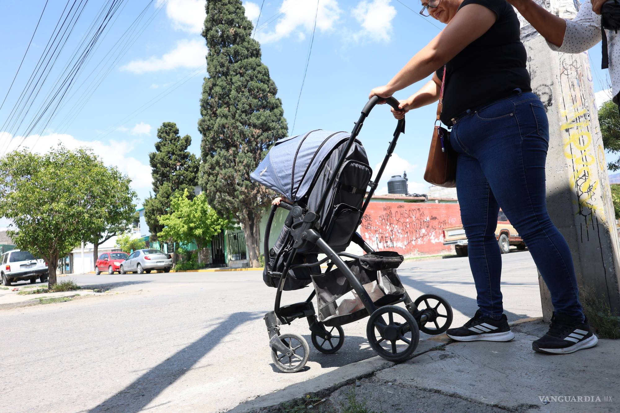 $!Alicia y Giovanna no bajan al arroyo por gusto, sino porque la banqueta se los niega.