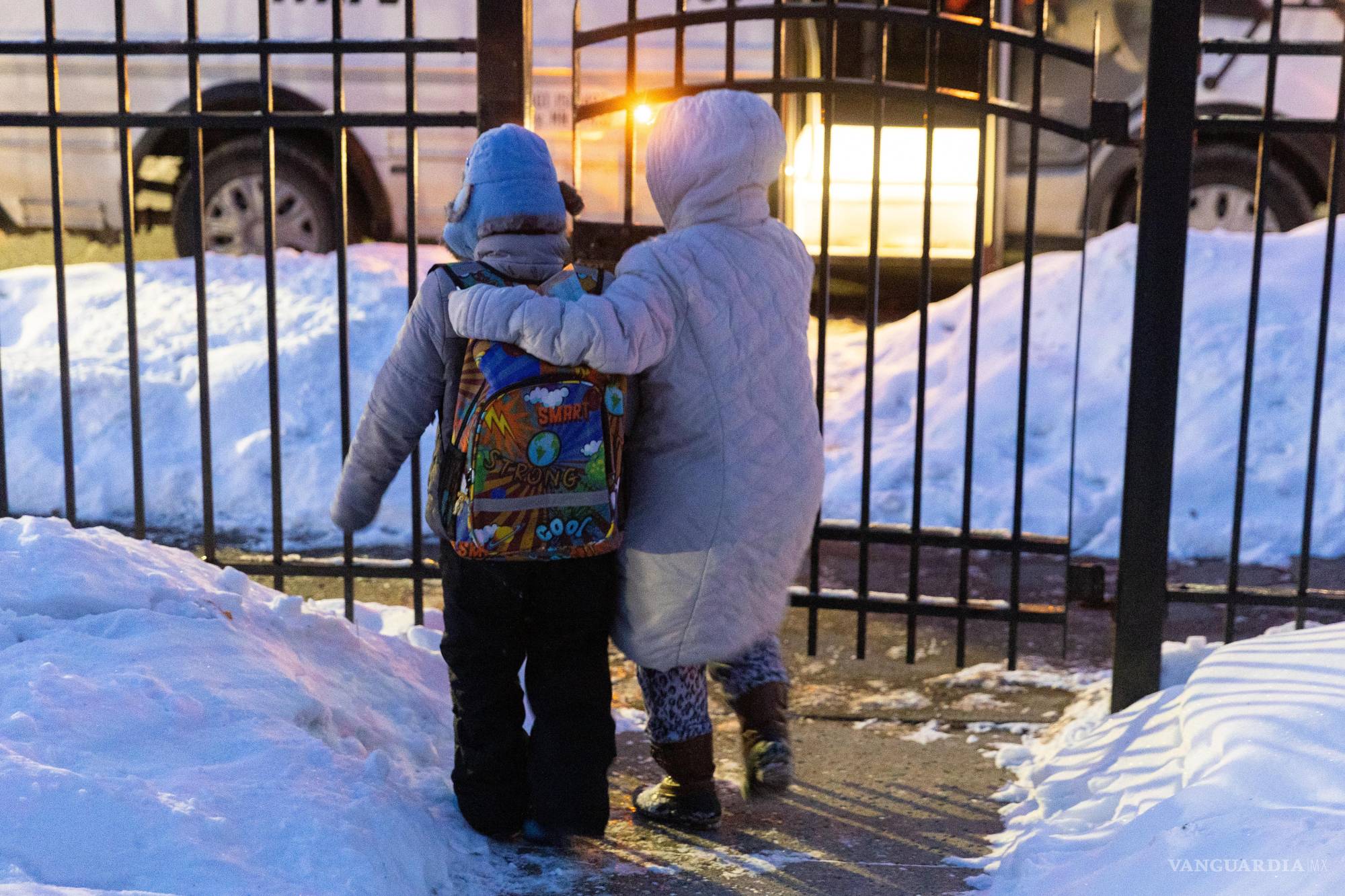 $!Giancarlo, de 10, es escoltado por su madre hasta la entrada de su casa para subir al bus escolar, el 3 de febrero de 2026, en Minneapolis.