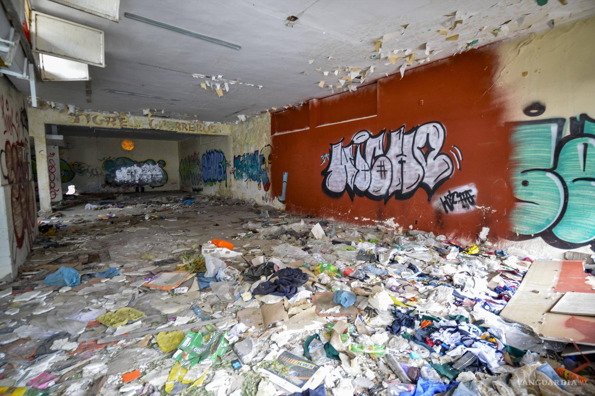 $!A pesar de los esfuerzos de los comerciantes y la policía, las autoridades aún no han logrado dar respuesta al problema del edificio abandonado.