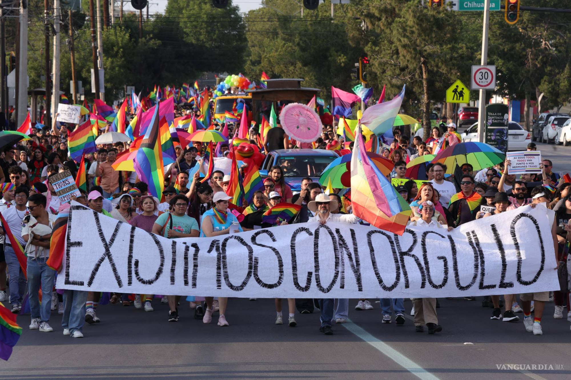 $!“Existimos con orgullo”. Miles de personas recorrieron el bulevar Venustiano Carranza durante la marcha del Pride 2025 en Saltillo. Con banderas, pancartas, paraguas y cuerpos libres, la comunidad LGBTTTIQ+ volvió a tomar las calles para exigir derechos, dignidad y visibilidad. Lo que comenzó con unas cuantas decenas en 2009, hoy es una marea multicolor que desafía el olvido y celebra la resistencia.