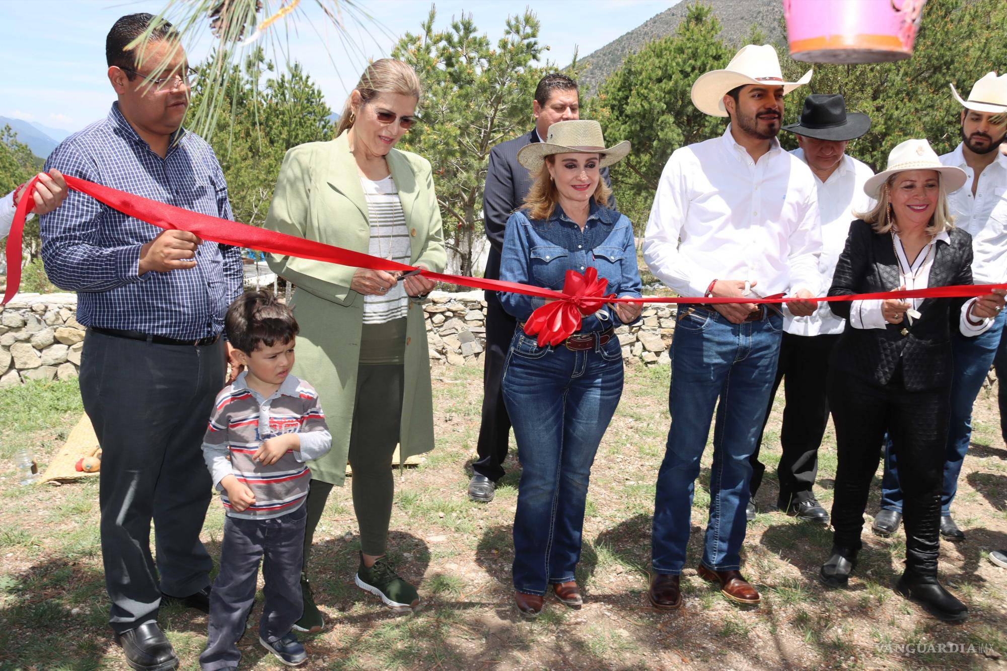 $!Azucena Ramos Secretaria de Turismo, Ramiro Durán García alcalde de Arteaga y Beatriz Pomar Serravill realizaron el corte de listón inaugural.