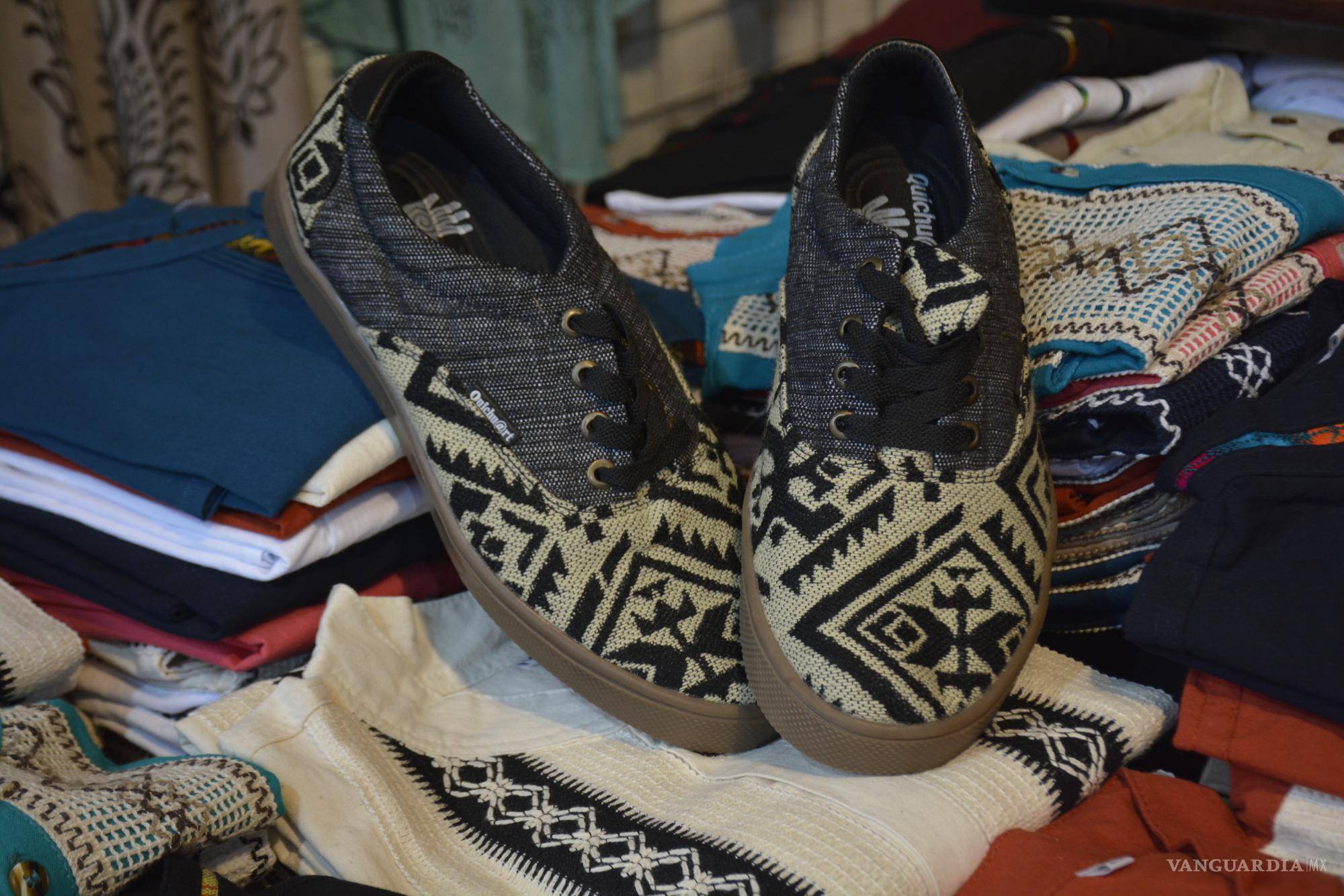 $!La oferta de Churajunak no se reduce a playeras o ponchos, también hay calzado y sombreros.