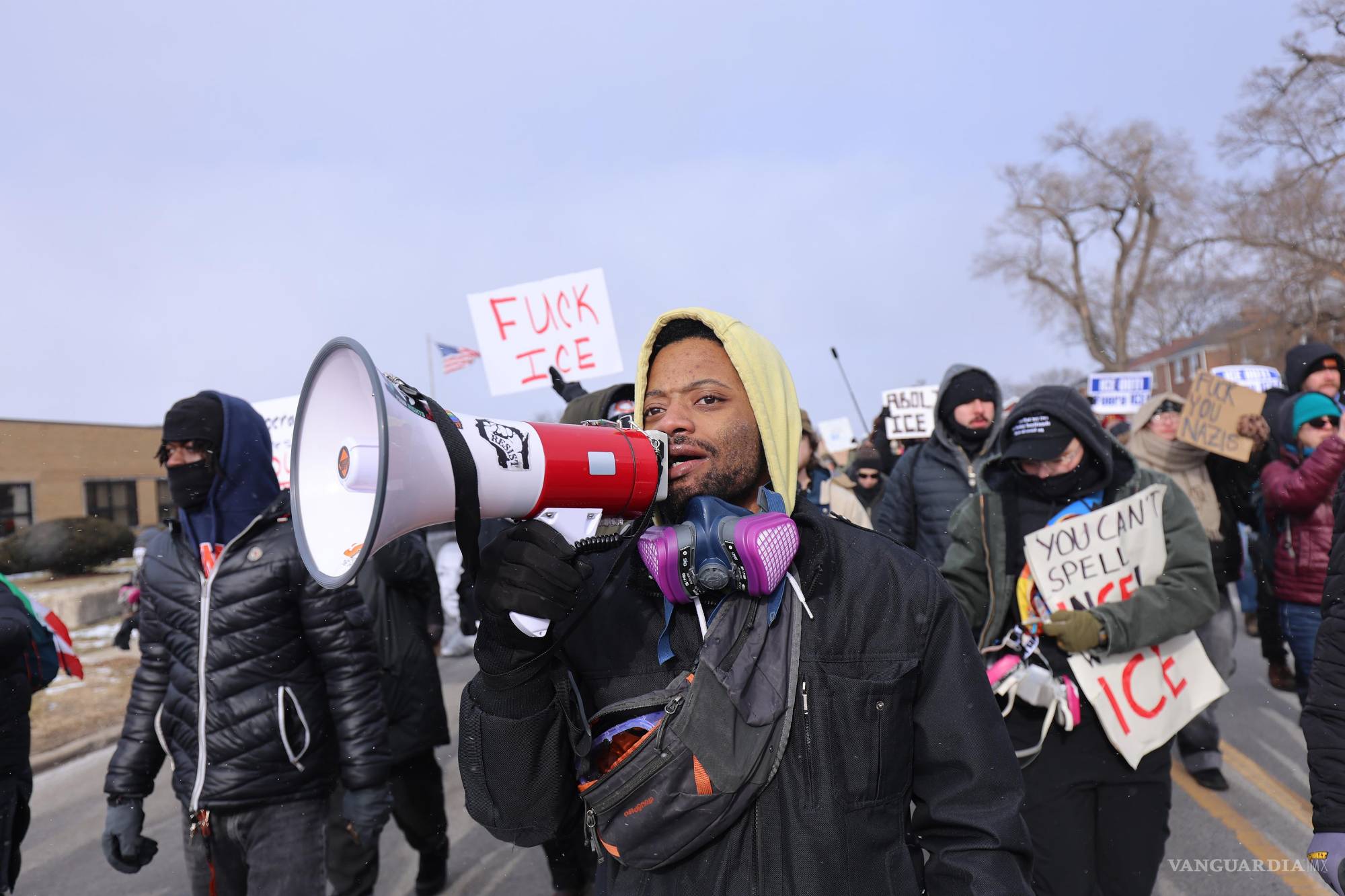 $!Activistas utilizan megáfonos y consignas directas durante las movilizaciones para visibilizar su rechazo a la presencia de agentes del ICE en las comunidades.
