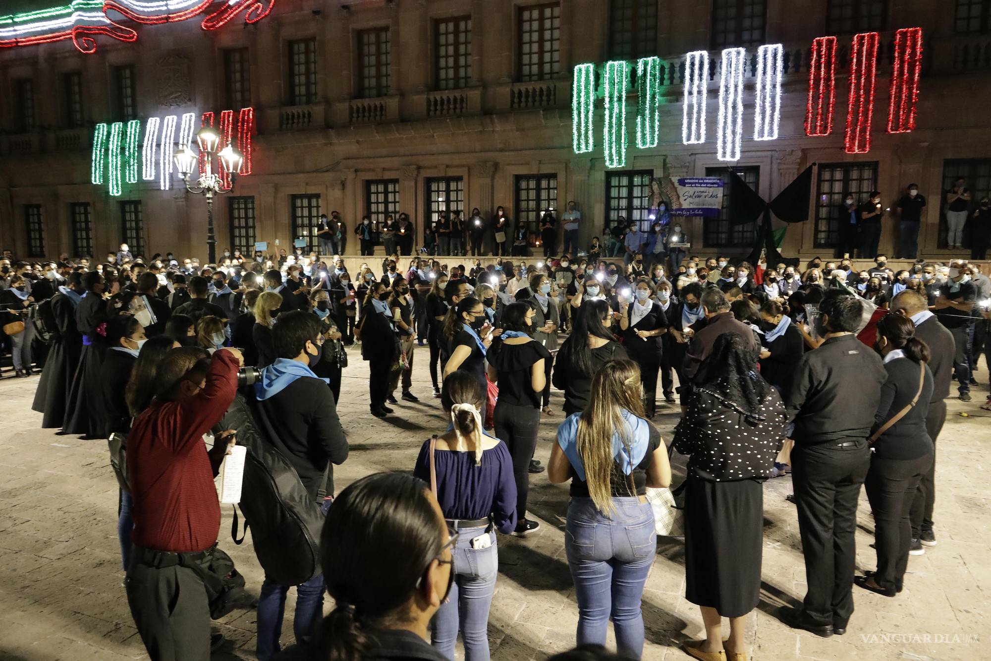 $!Con pañuelos celestes y velas encendidas, grupos conservadores se manifestaron contra la despenalización del aborto en la Plaza de Armas de Saltillo en 2021. Esta fue una de las múltiples convocatorias en defensa de la “vida y la familia”.