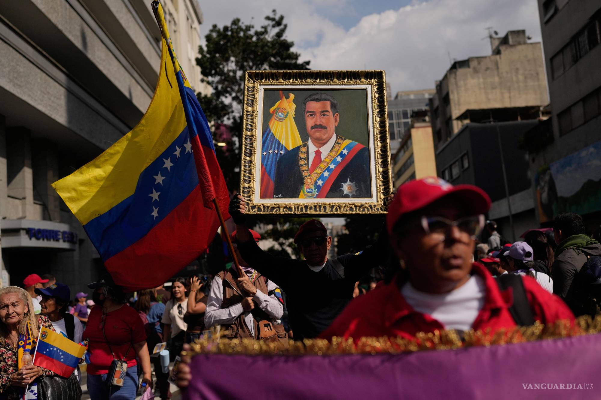 $!Simpatizantes del gobierno venezolano sostienen la imagen de Maduro tras su captura, evento que la propaganda rusa utiliza para exhortar a otros países a romper lazos de defensa con EU.