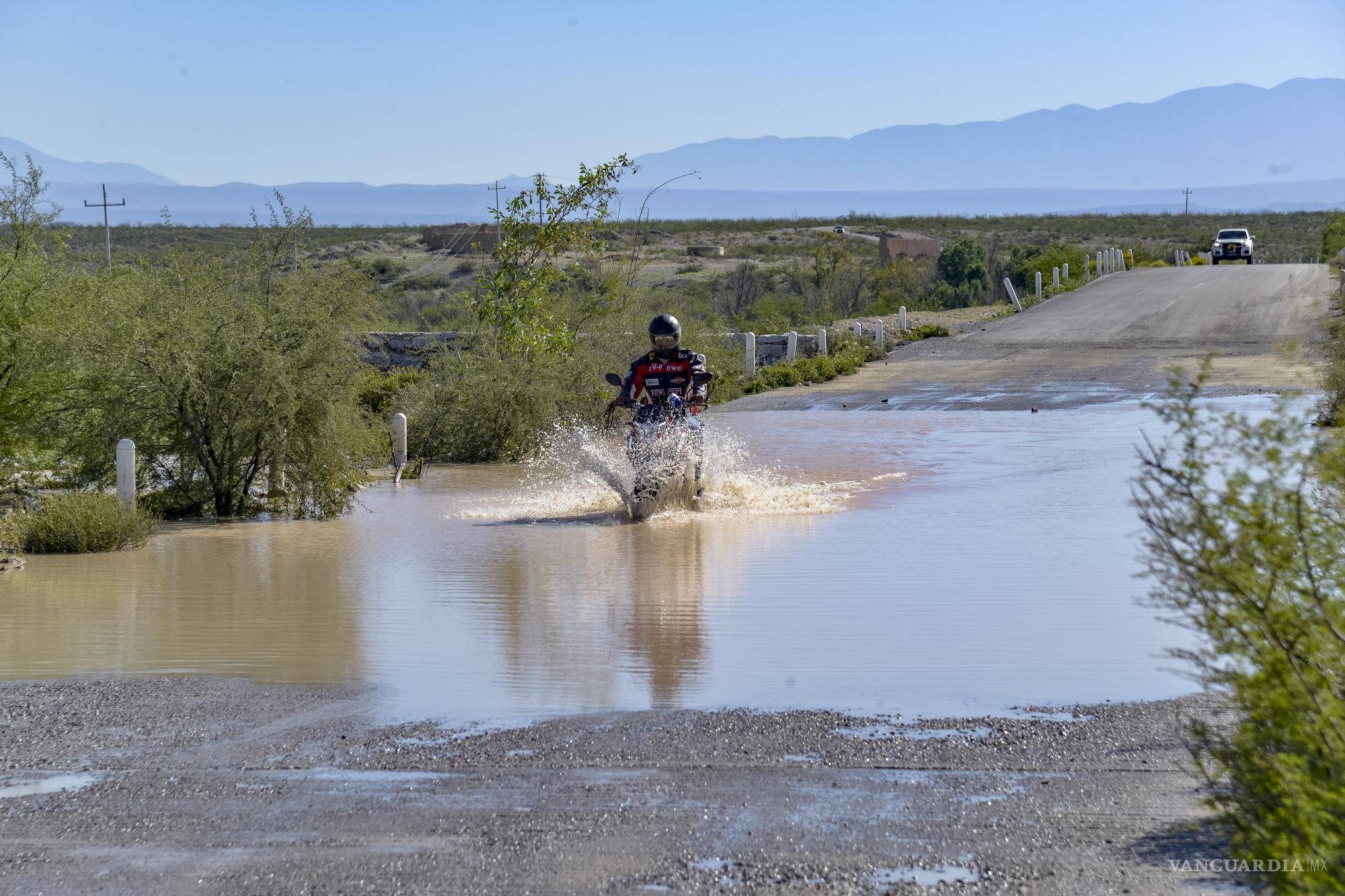 $!Los residentes que se desplazan en motocicleta enfrentan dificultades significativas.