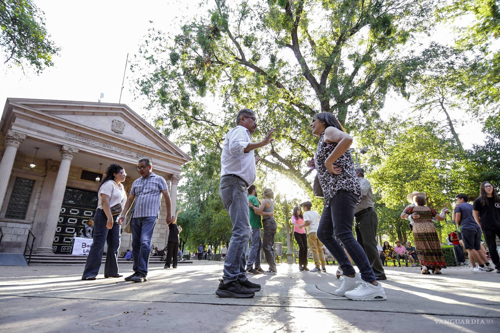 $!Actividad ciudadana de Baile Libre SLW en la explanada de la Biblioteca de la Alameda Zaragoza Omar Saucedo