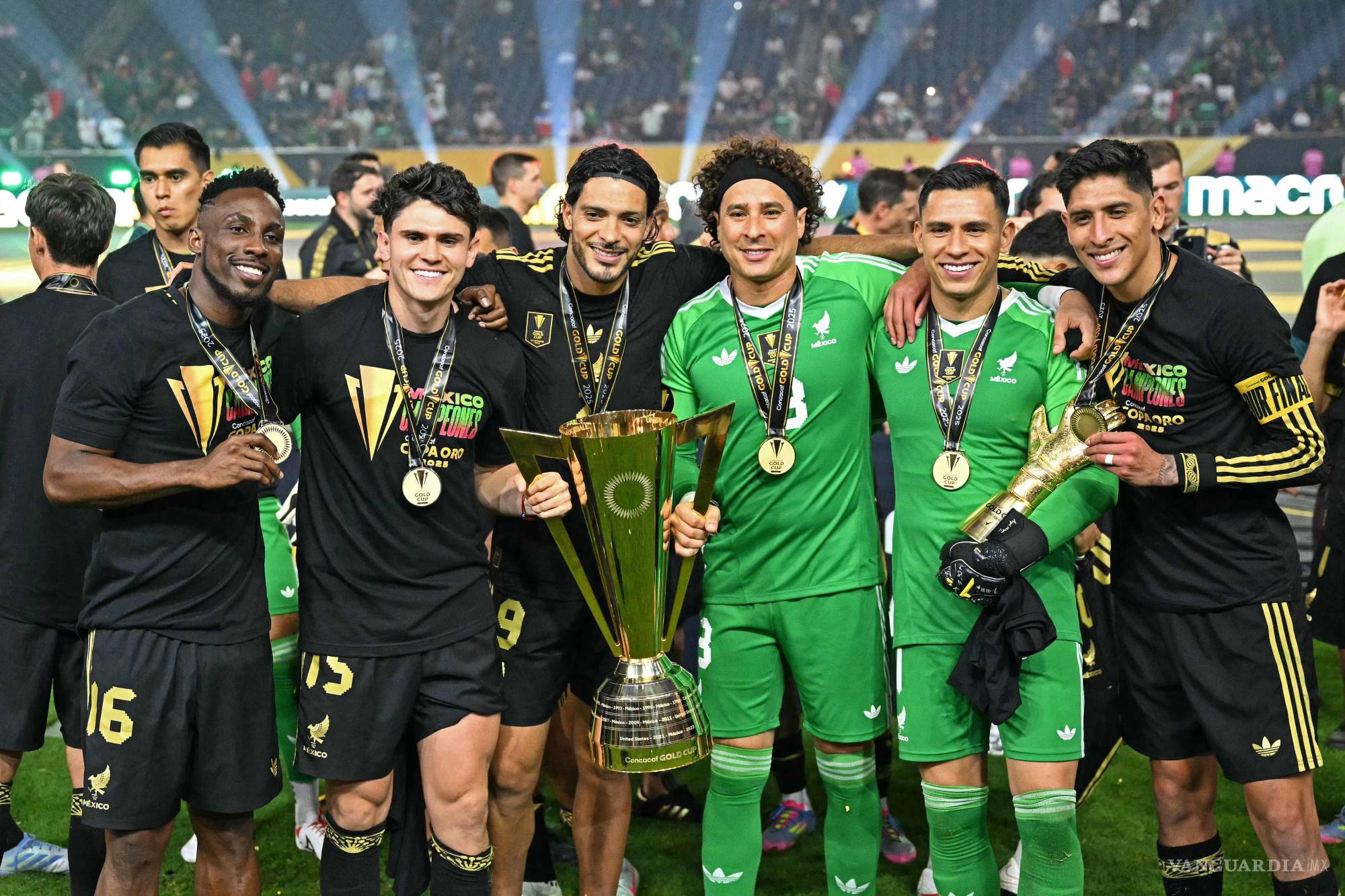 $!A los 40 años, el portero mexicano se acerca a los 41 manteniéndose activo y como uno de los jugadores con más Copas del Mundo disputadas.