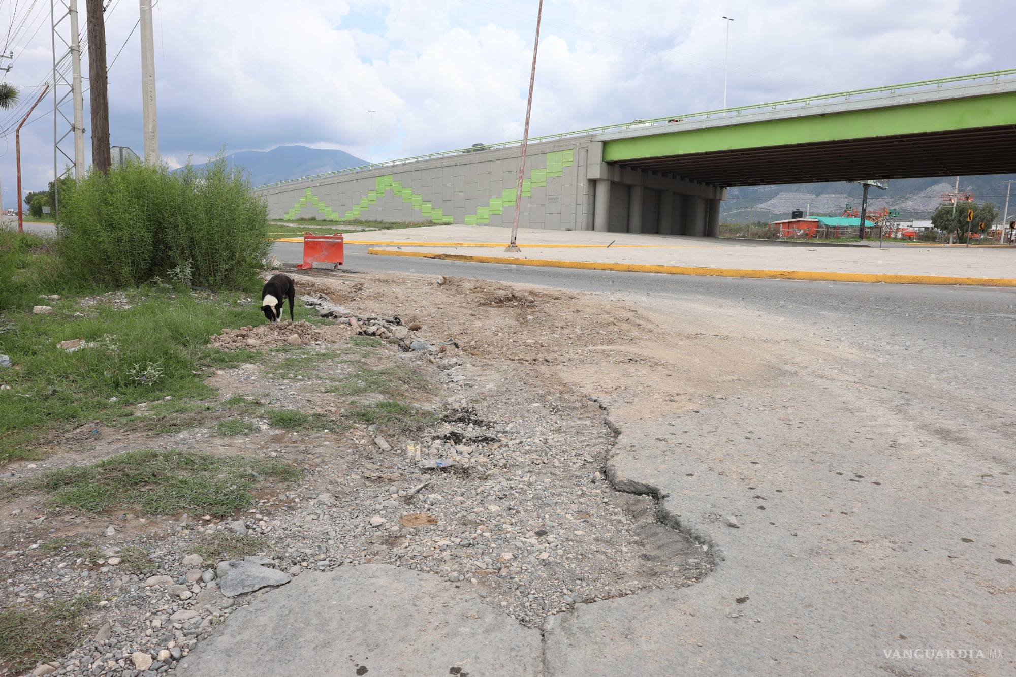 $!El material arrastrado por la sierra cubre parte de la vialidad, complicando el tránsito.