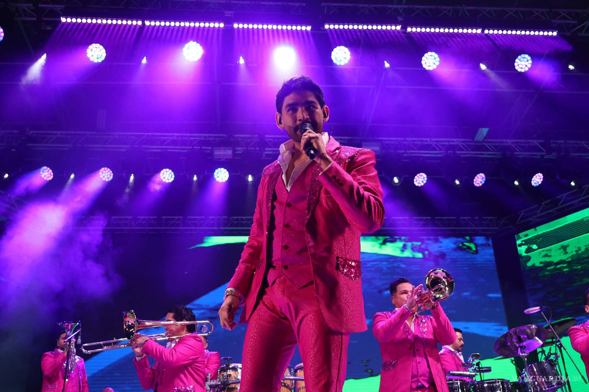 $!El Recodo encendió el ánimo de miles de asistentes con un repertorio de éxitos clásicos y recientes.