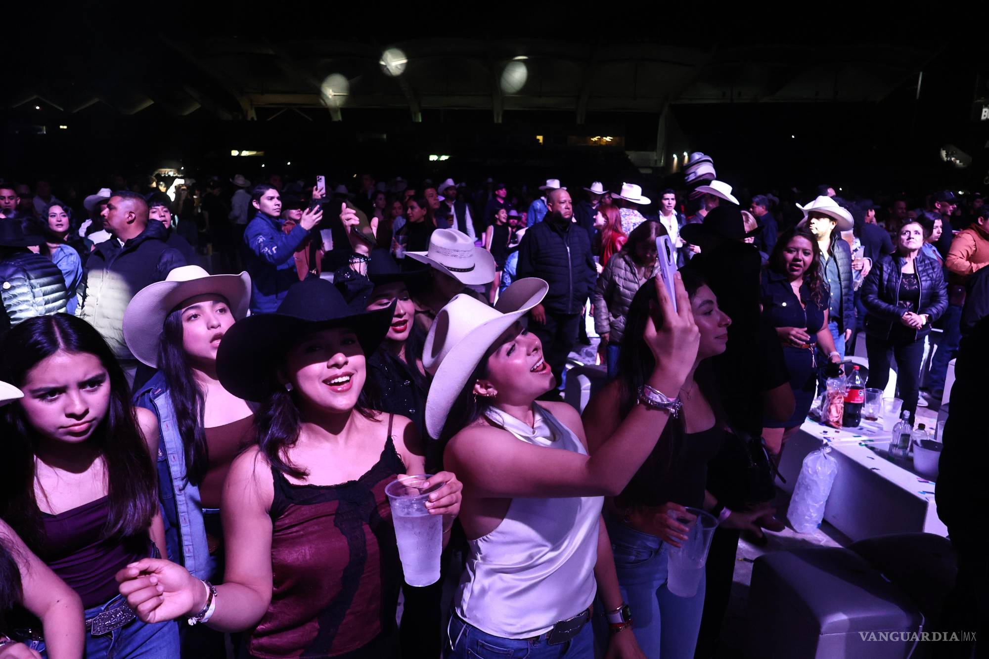 $!Gerardo Ortiz y Gabito Ballesteros conquistan el Madero en una noche llena de corridos en Saltillo