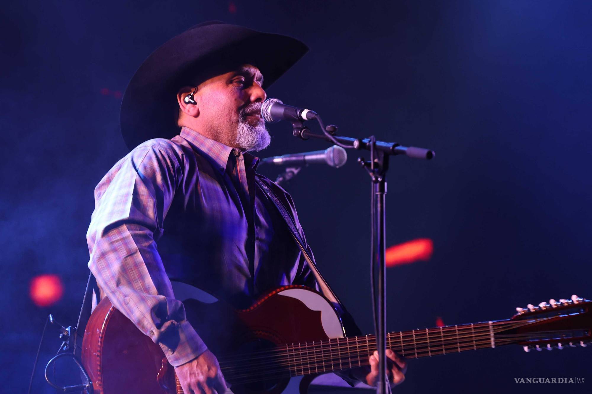 $!Johnny Lee Rosas en bajo sexto y segunda voz.