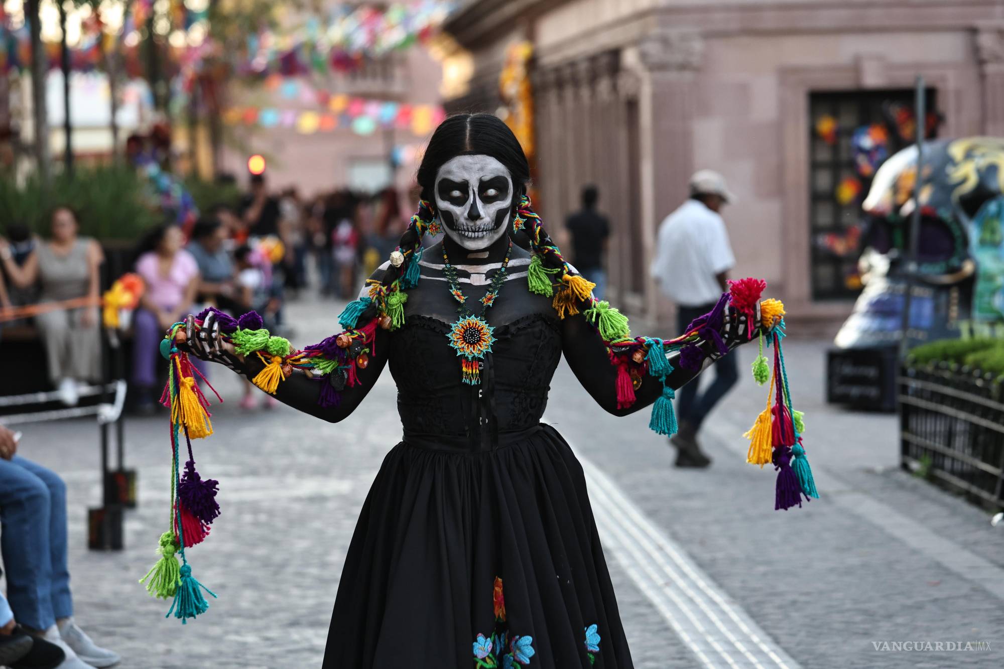 $!Miles de visitantes recorren el Paseo Capital durante el Festival Paso de la Mariposa Monarca, disfrutando de las obras de arte y decoraciones.