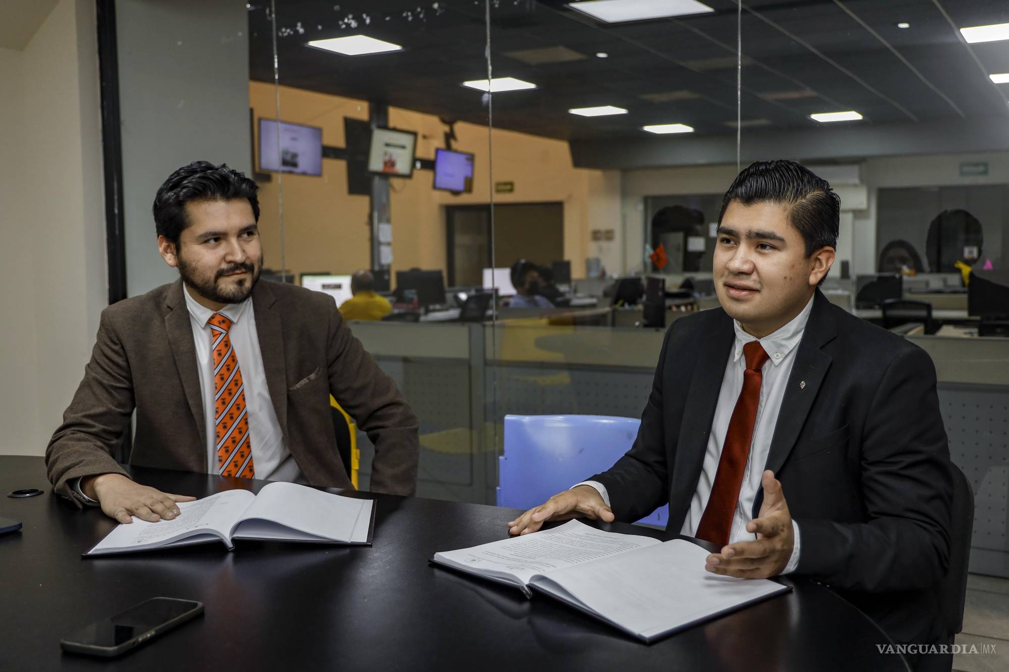 $!Juan Manuel González y Jesús Roberto Díaz tras su participación en el Congreso de Coahuila, donde expusieron los riesgos y oportunidades que acompañan al crecimiento de la industria inteligente.