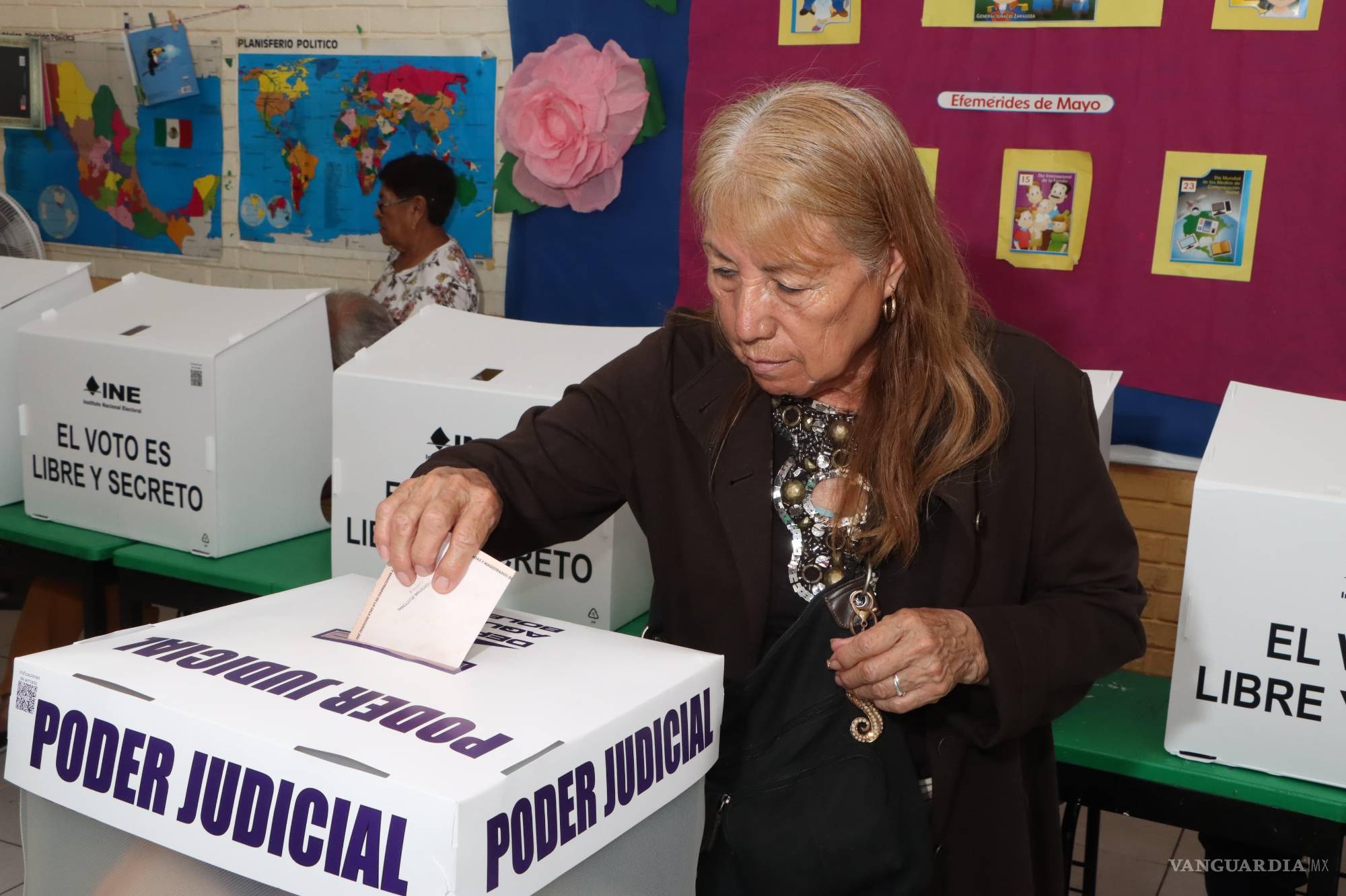$!Una ciudadana de Ramos Arizpe deposita sus votos.