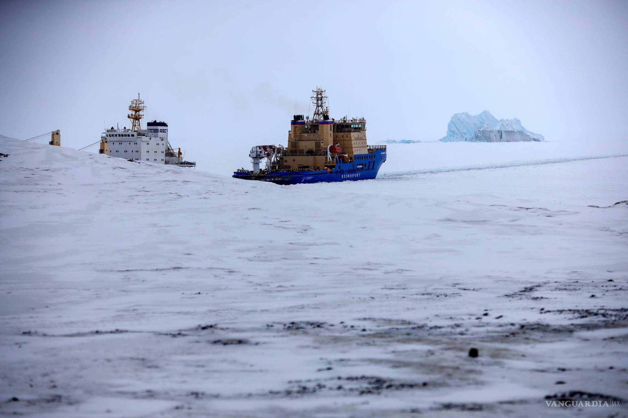 $!17/03/2021. Un rompehielos abre camino a un buque carguero en las inmediaciones de un puerto en la isla Alexandra Land cerca de Nagurskoye, Rusia.