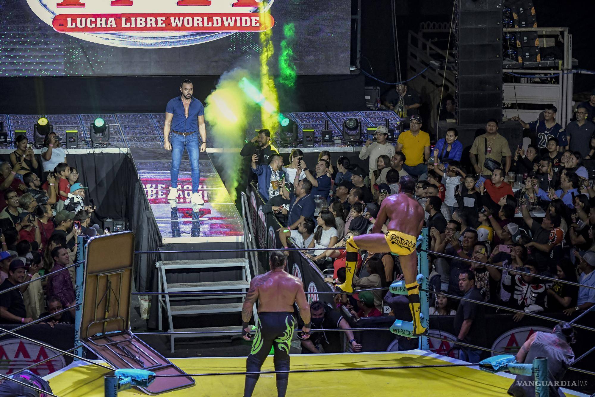 $!Latin Lover subió al ring para avivar su rivalidad con Alberto del Río, preparando el terreno para futuros enfrentamientos.