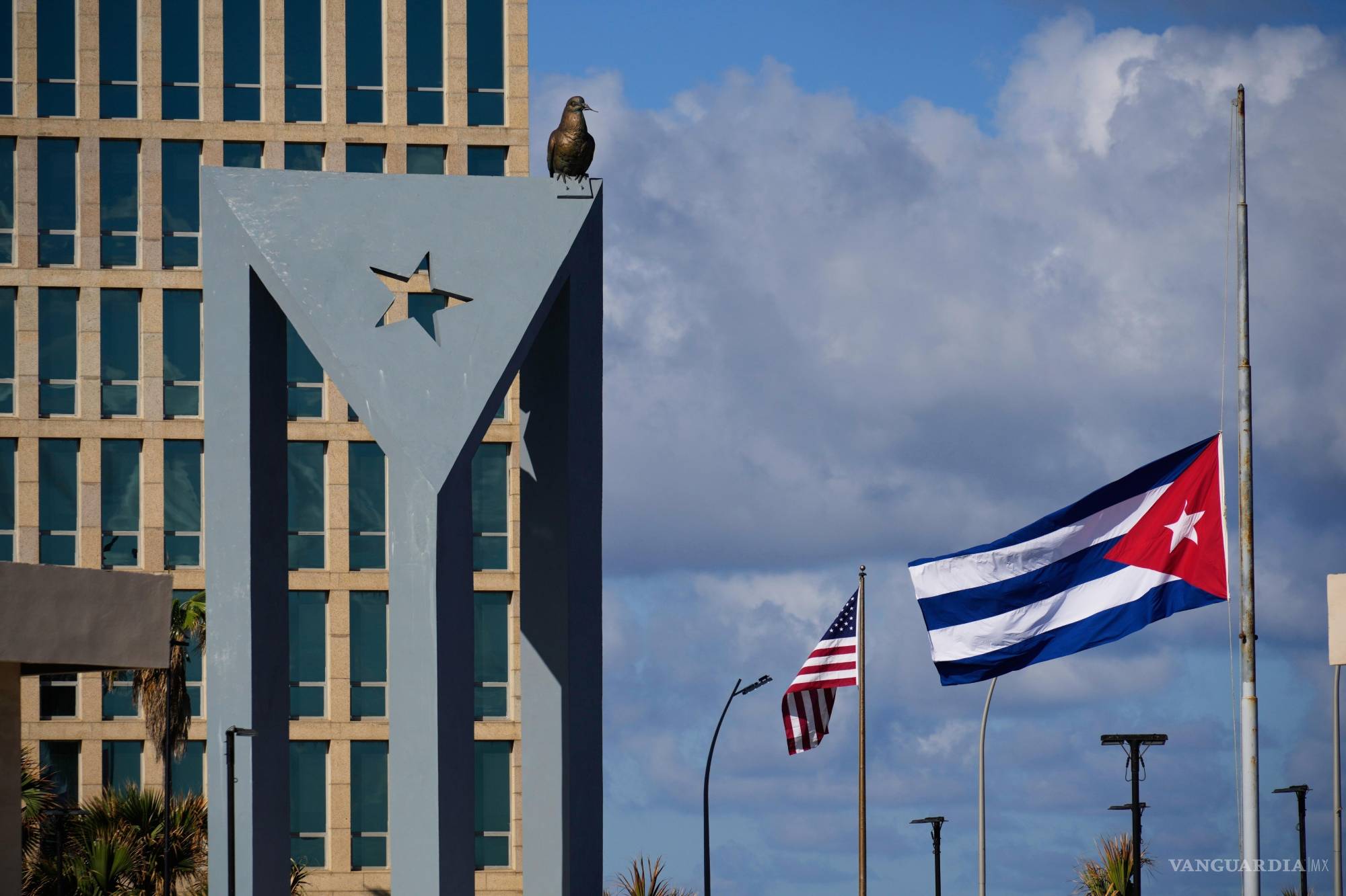 $!Mientras la bandera estadounidense ondea en el Malecón, Donald Trump afirma que el gobierno cubano “se va a hundir” por sí solo tras la pérdida del apoyo venezolano.