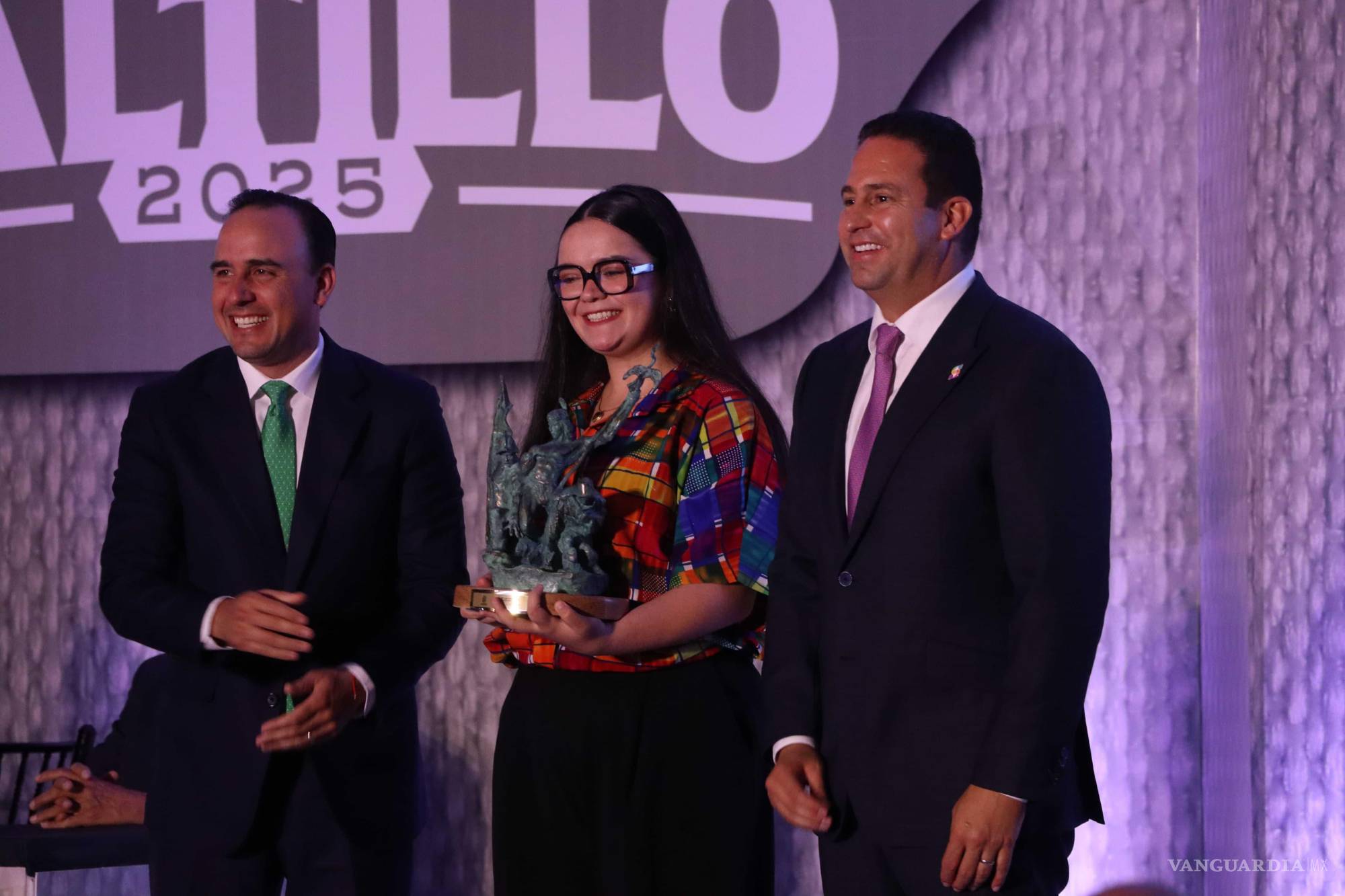 $!La muralista Mercedes Murguía Arizpe fue homenajeada de manera póstuma; su nieta Juliana Sánchez recibió el reconocimiento destacando el legado artístico y humano de su abuela.