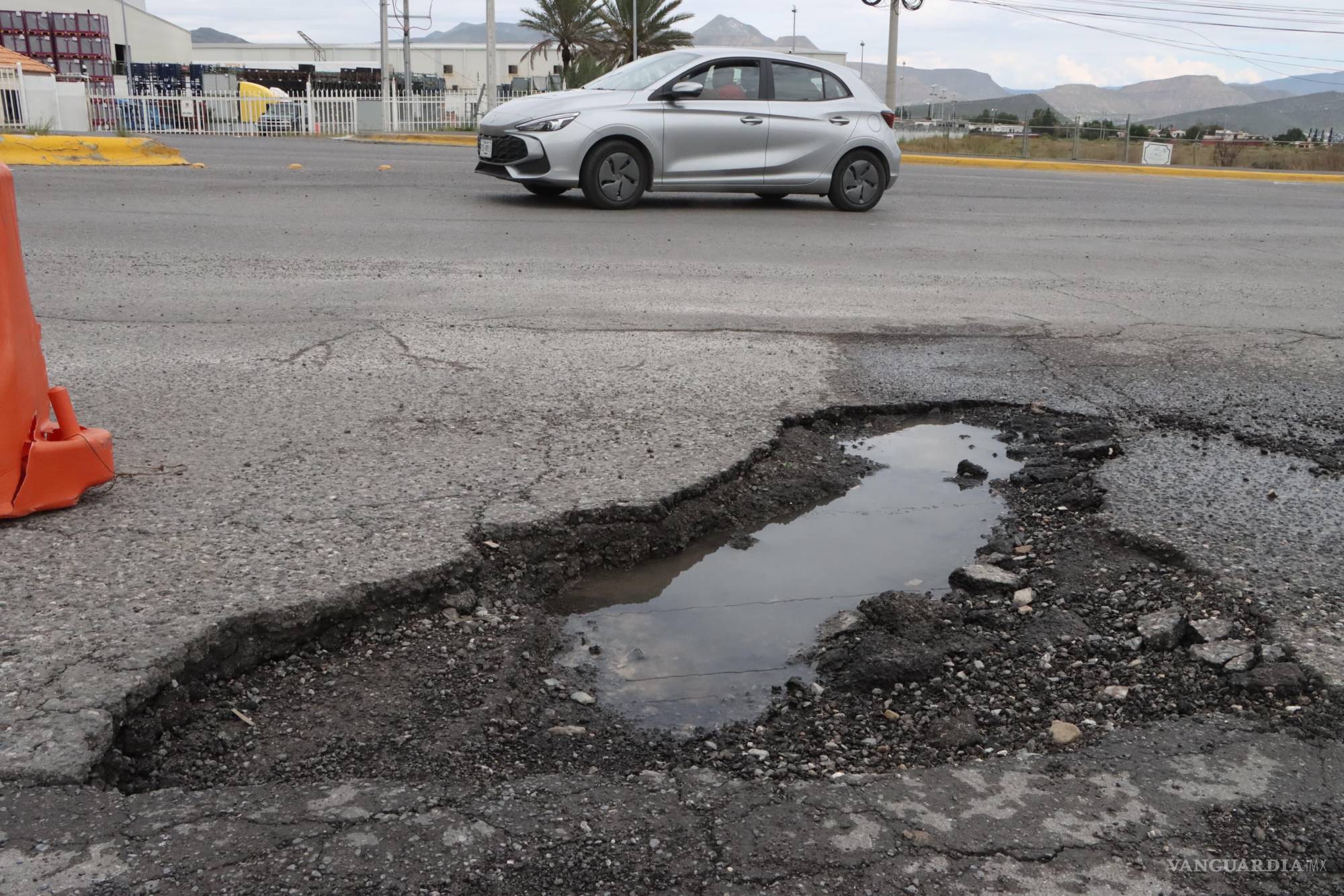 $!Los baches del bulevar Teresitas obligan a cuadrillas a reparar constantemente el pavimento afectado por las lluvias.