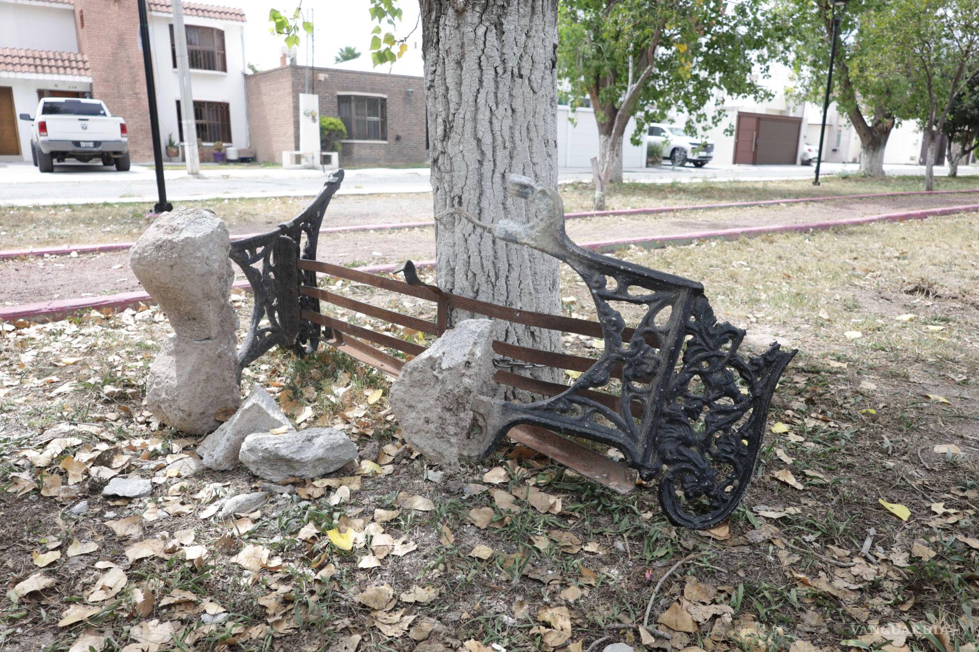 $!Vecinos denunciaron daños en las bancas del parque ubicado entre Alpes Norte y Doctores.