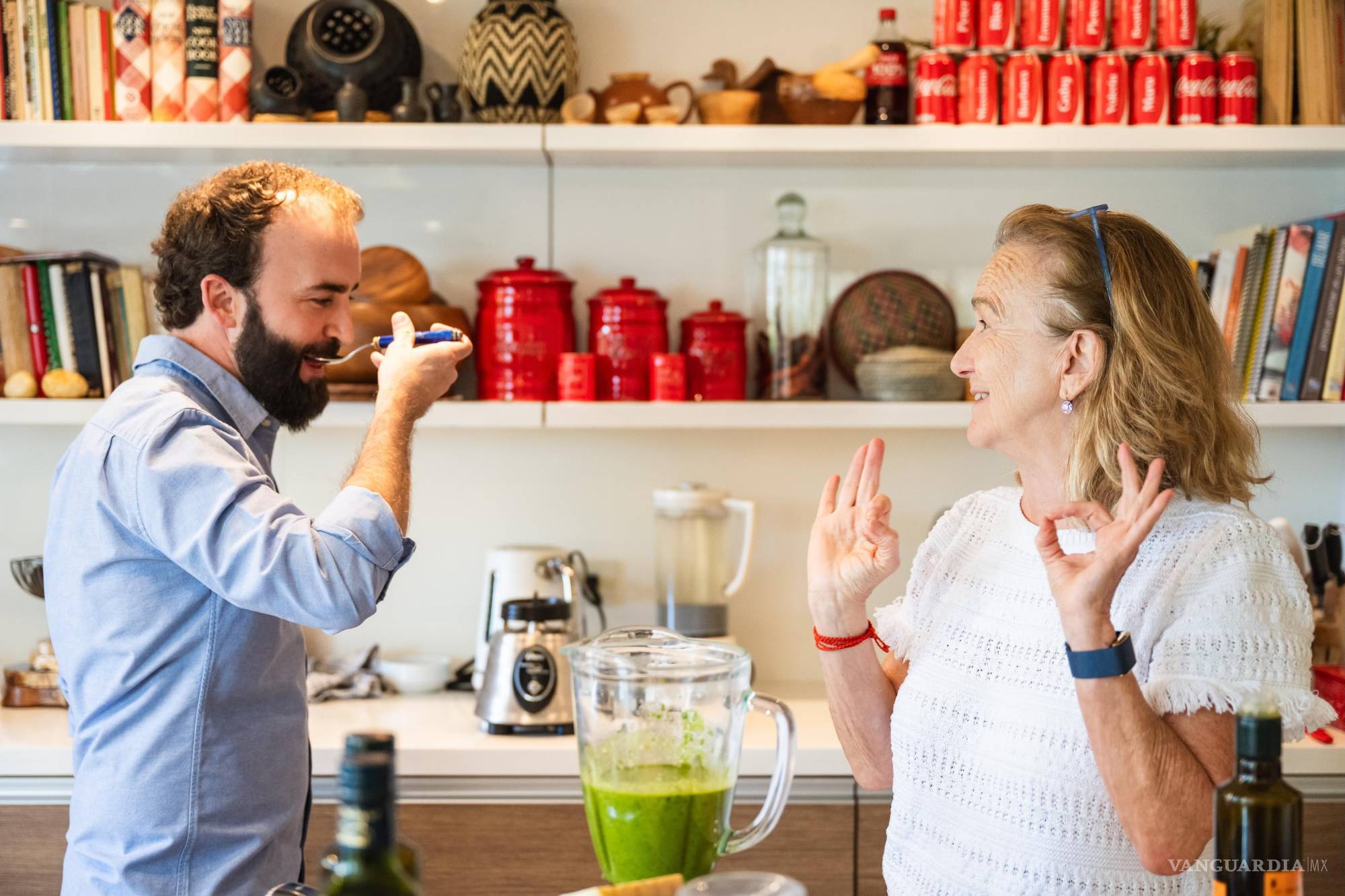 $!La mezcla de ingredientes frescos comienza a tomar forma en la cocina familiar.