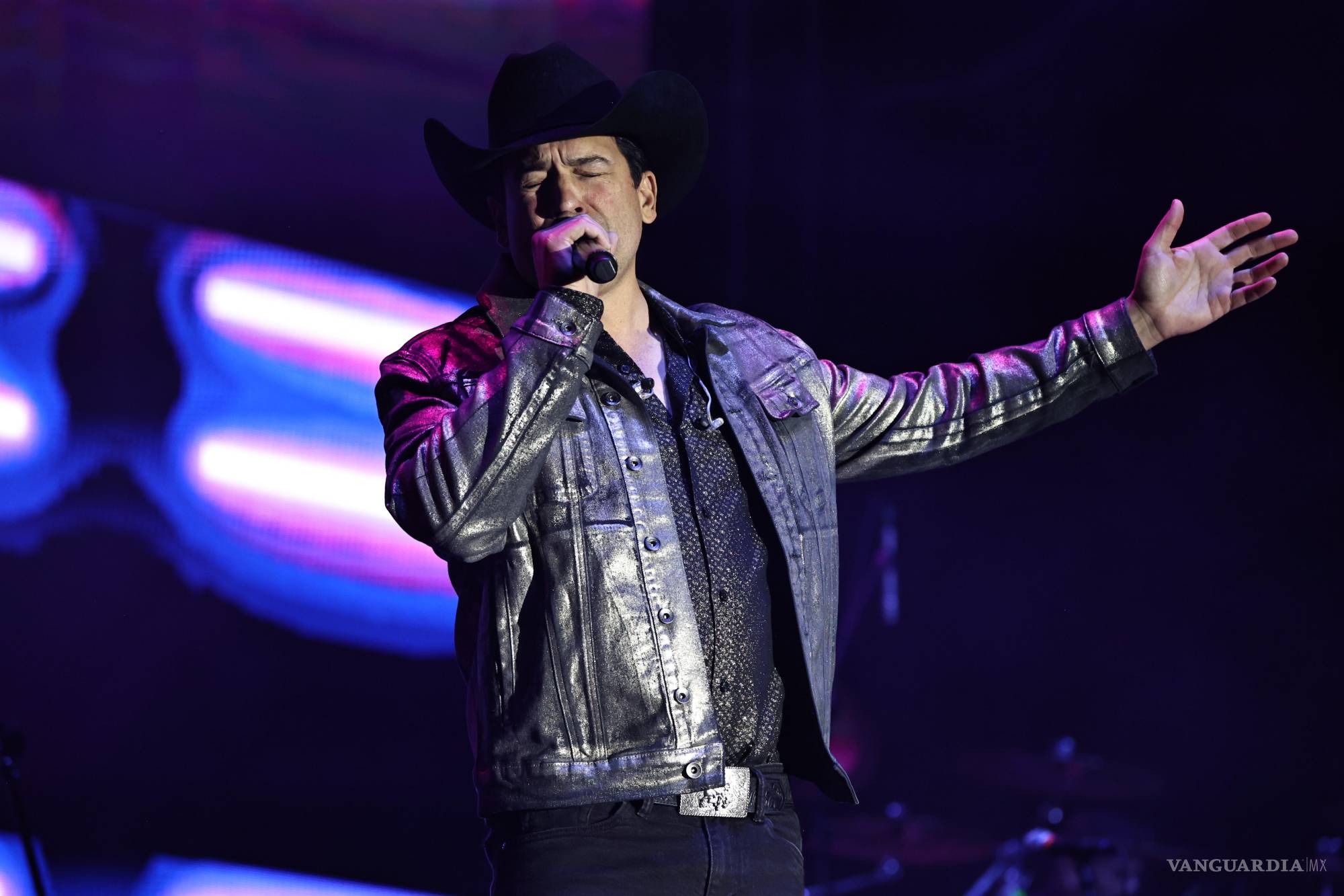 $!Bobby Pulido y Alicia Villarreal pusieron a cantar a todo en el Estadio Fco. I. Madero.