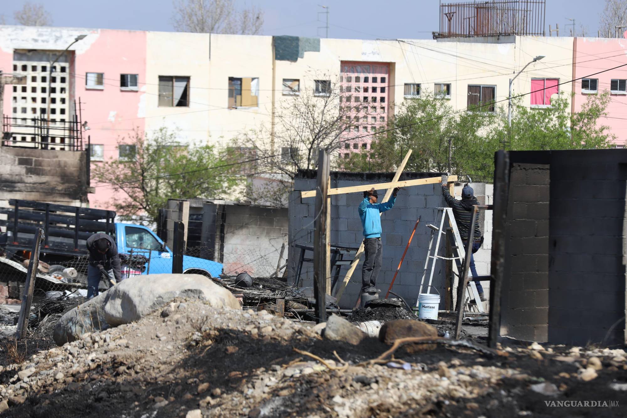 $!Vecinos afectados se dieron a la tarea de rescatar algunas pertenencias.