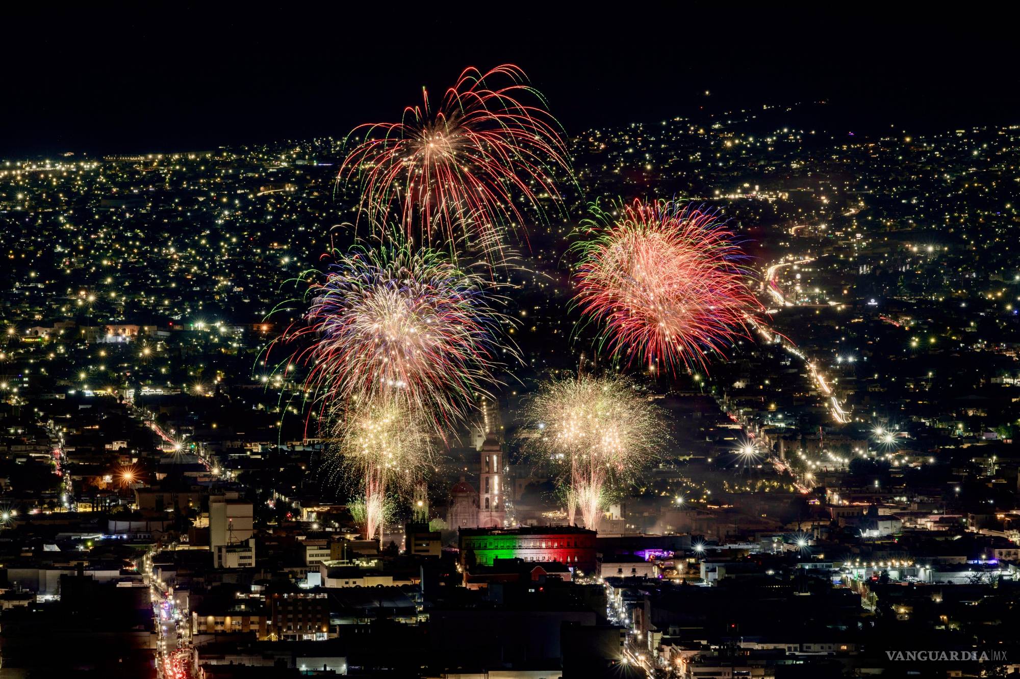$!Un espectáculo de fuegos artificiales adornó el cielo nocturno saltillense.