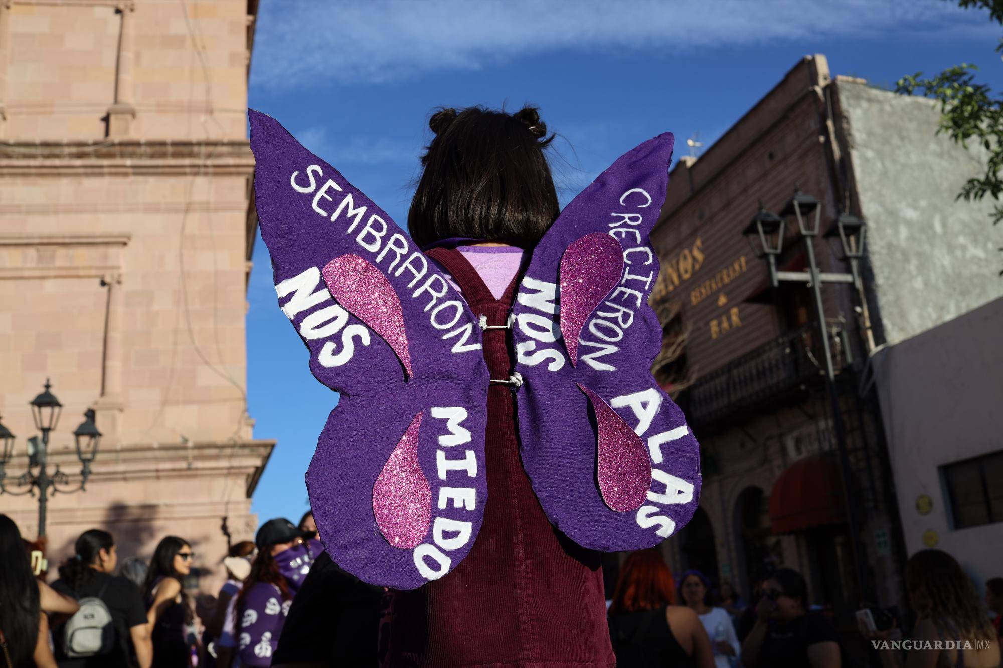 $!El miedo desapareció; las calles se tiñeron de morado.