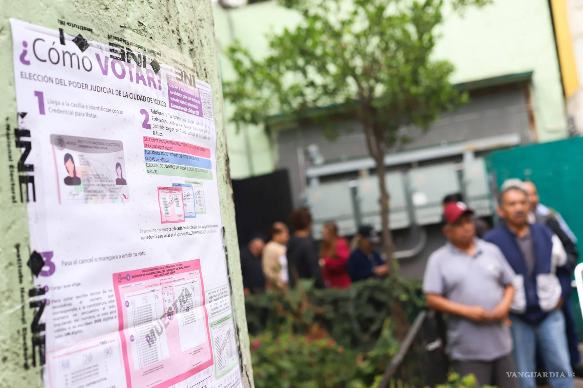 $!Afuera de las casillas, el INE instaló un instructivo sobre cómo votar ante lo complejo del proceso.