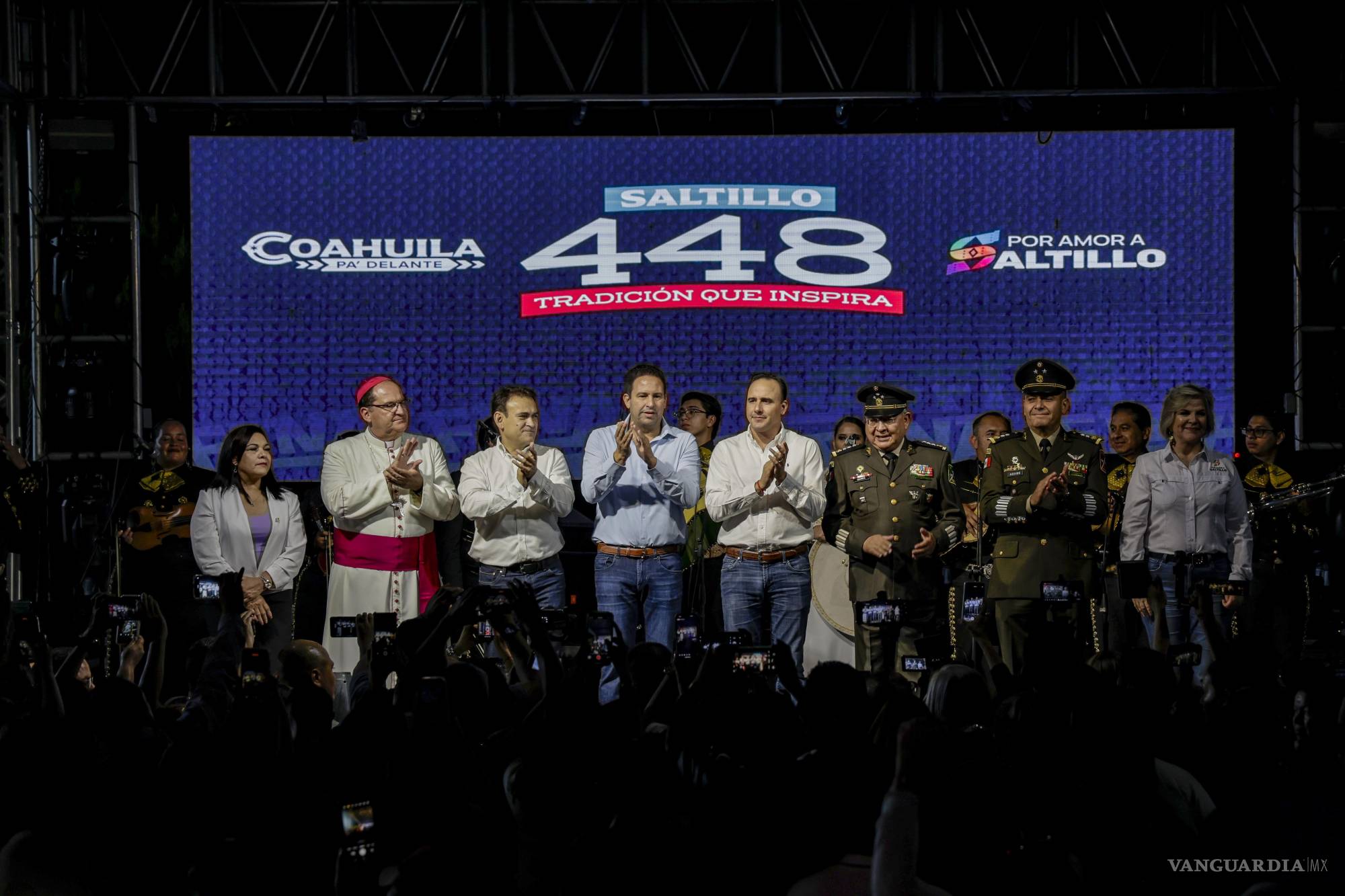 $!Cientos de personas se reunieron en el Mirador de Saltillo para dar la bienvenida al 448 aniversario de la ciudad.