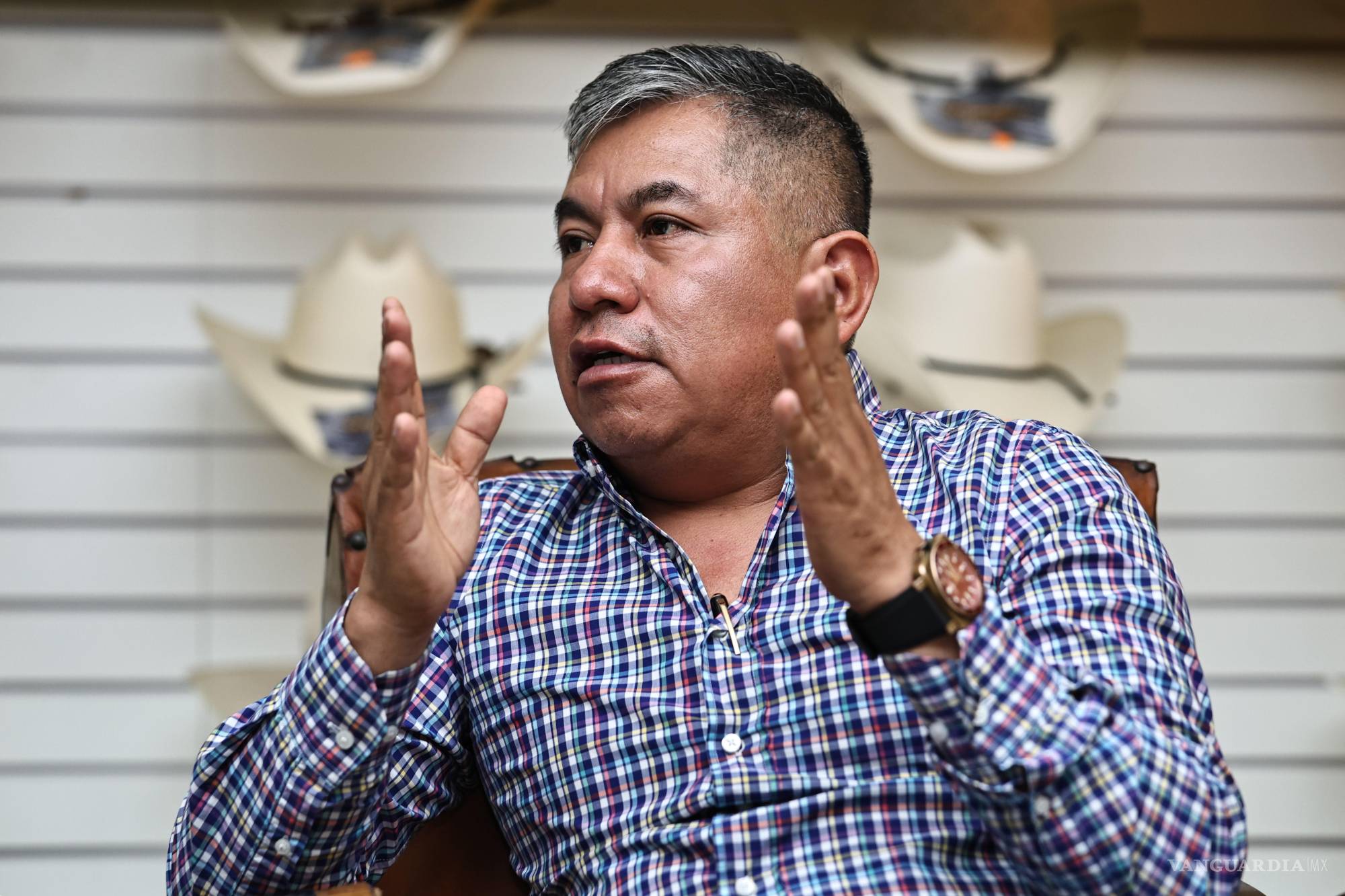 $!La familia es un pilar esencial en el crecimiento de Tiendas Manhattan: dos de sus hijos y su esposa colaboran en el proyecto.