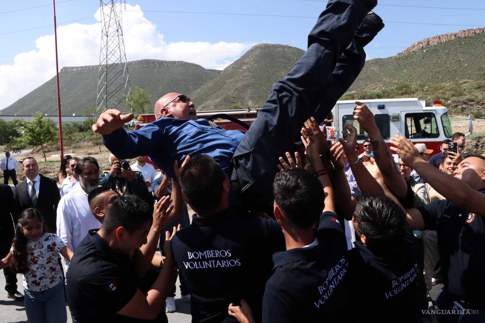 $!Bomberos de Saltillo recibieron la tradicional bendición en el marco de sus celebraciones anuales... y los festejos no faltaron.