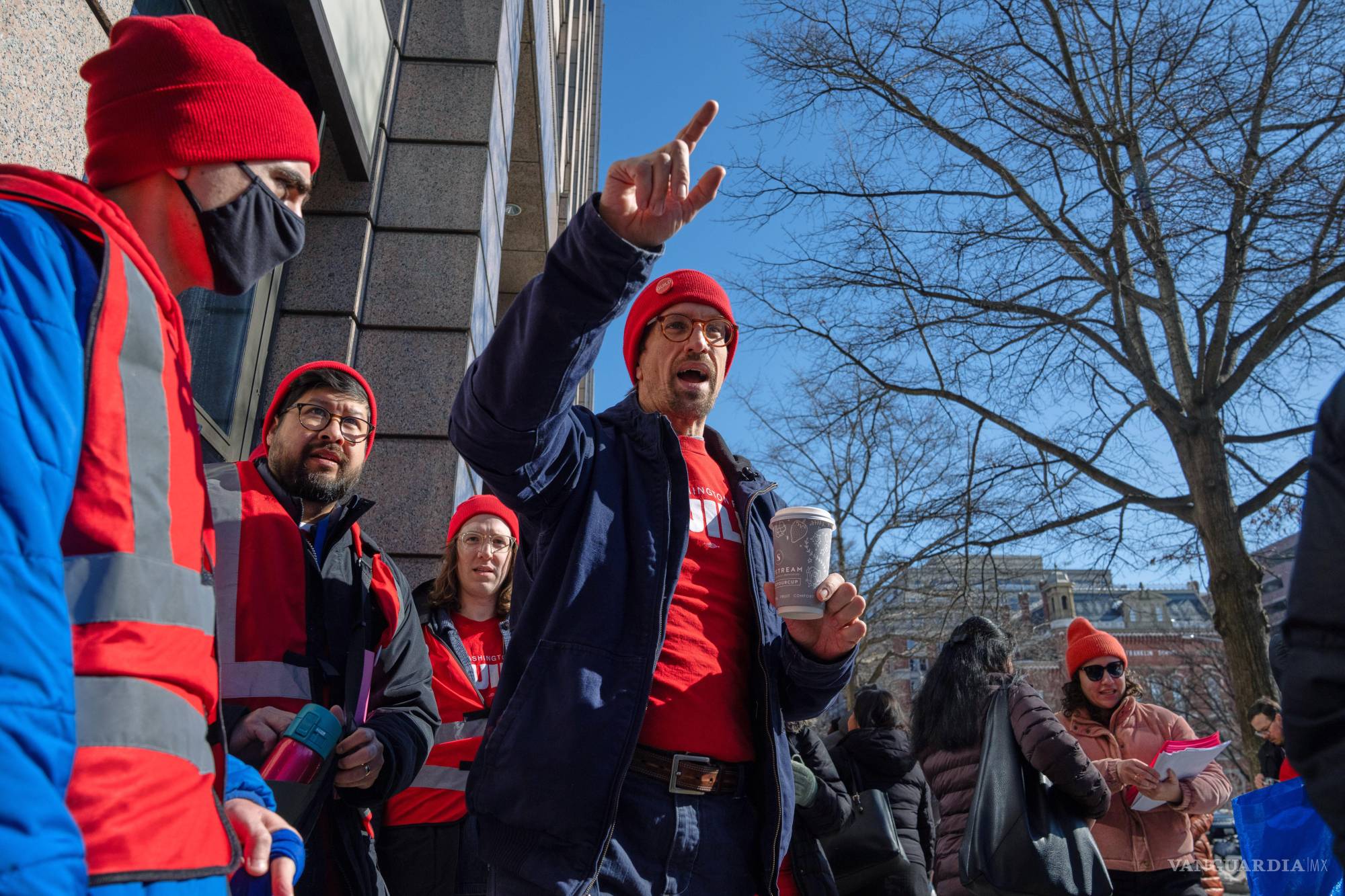 $!Miembros del sindicato del Washington Post protestan frente a la oficina del Washington Post tras un despido masivo en Washington.