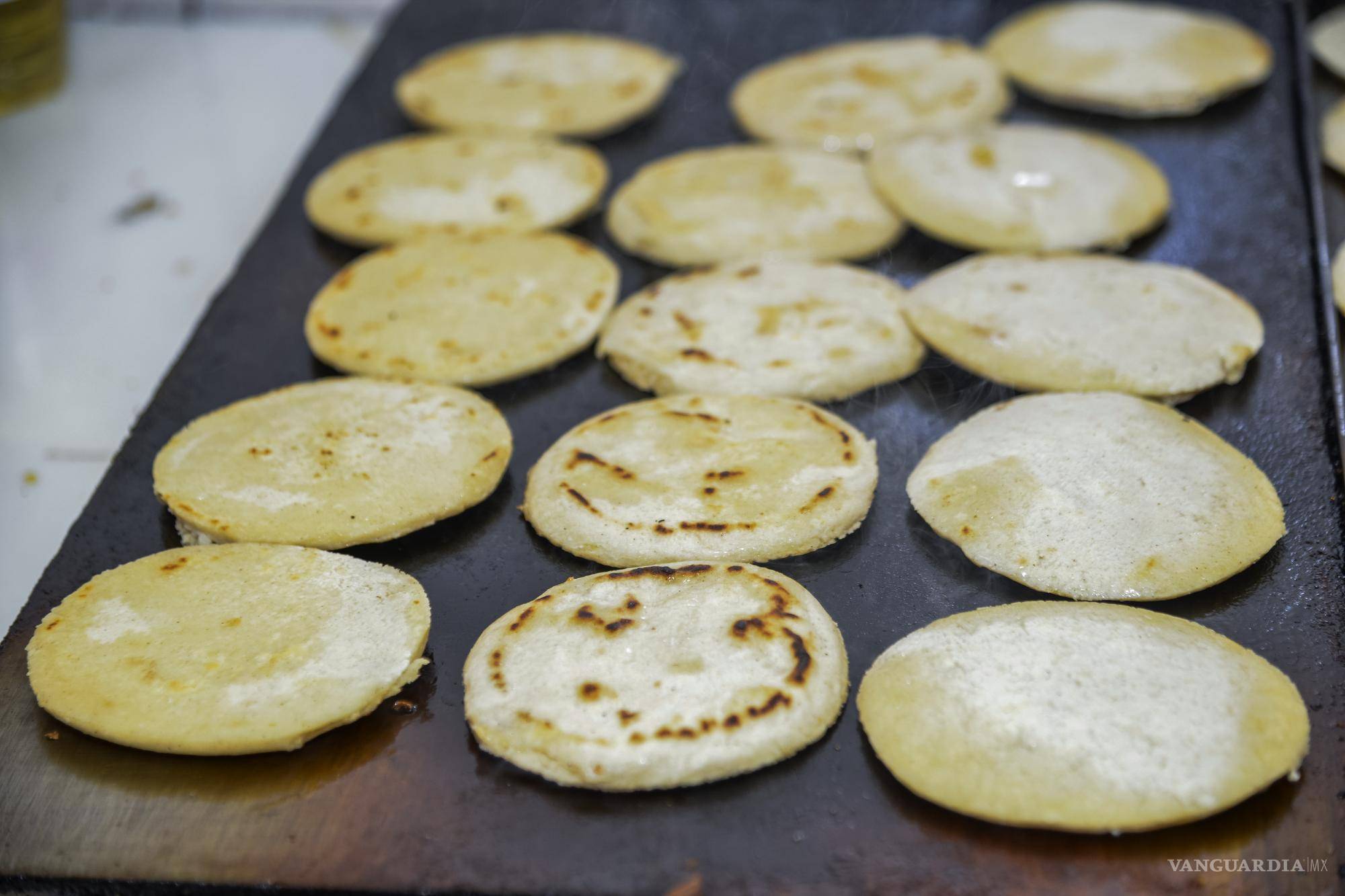 $!Las gorditas hechas a mano y en comal, son un manjar para los saltillenses.