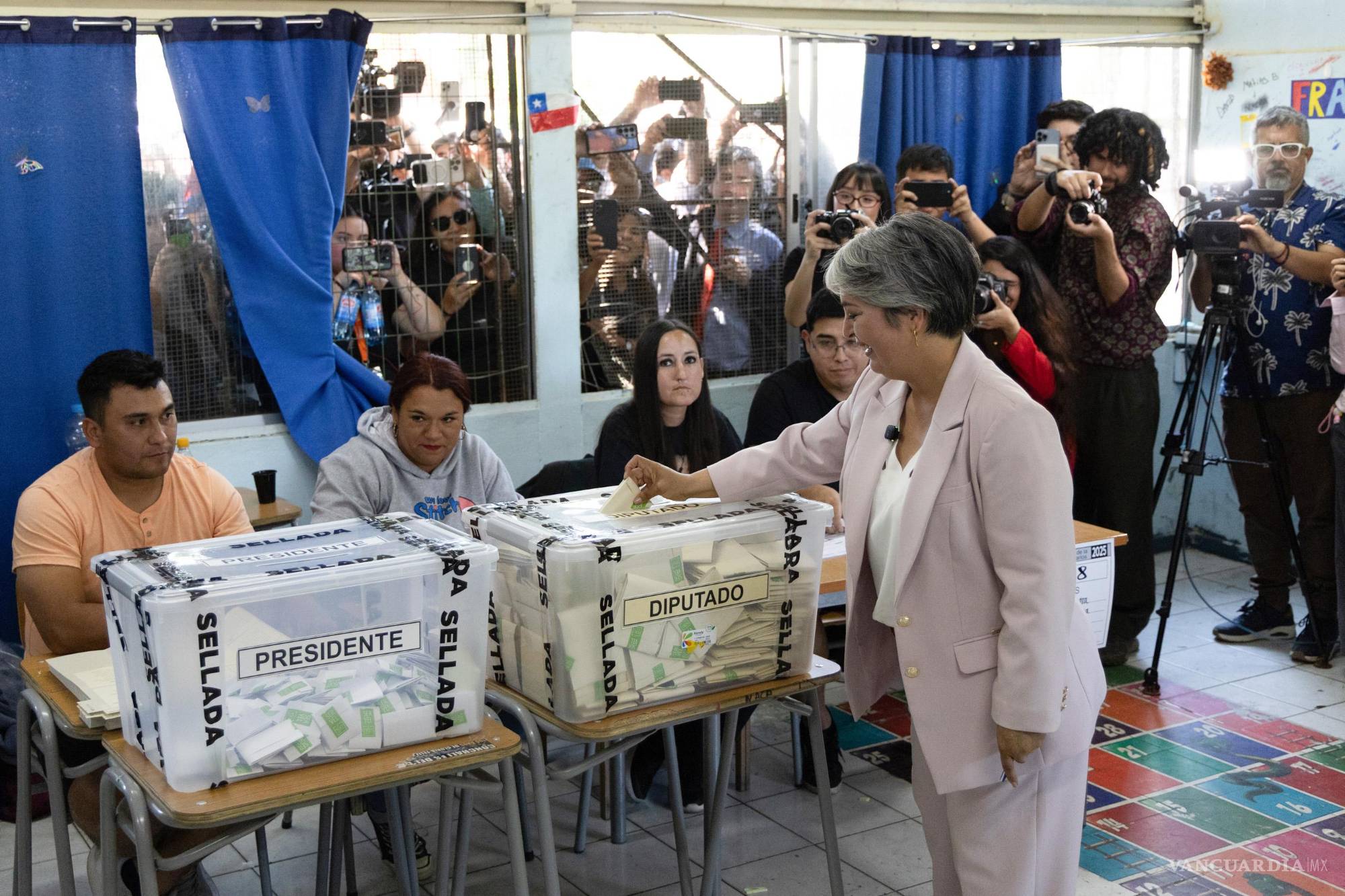 $![AME9541. SANTIAGO (CHILE), 16/11/2025.- La candidata a la Presidencia de Chile por el partido][Unidad por Chile, Jeannette Jara, vota en el Liceo Poeta García Lorca, en la comuna de Conchalí][este domingo, en Santiago (Chile). Un total de 3.498 centros de votación abrieron sus puertas para dar comienzo]